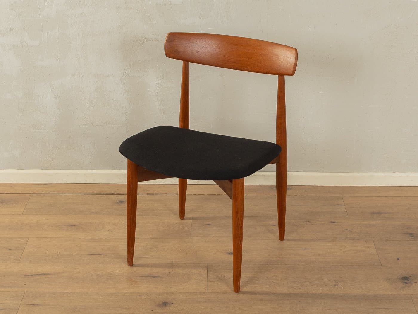 Krzesło do jadalni, teak brązowy, tkanina czarna, proj. H.W. Klein, Norwegia, lata 60. - 285676