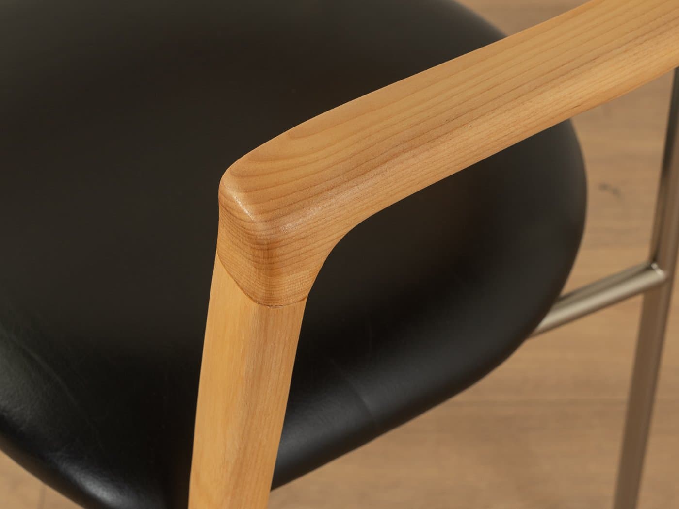 Zestaw czterech krzeseł do jadalni, czereśnia brązowa, skóra czarna, stal, Niemcy, lata 90. - 285484