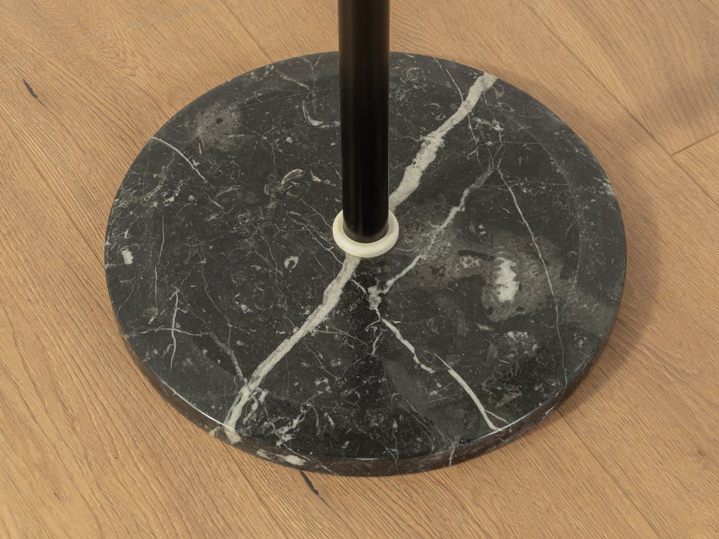 Stolik pomocniczy postmodernistyczny, szkło przezroczyste, marmur czarny, metal czarny, Włochy, lata 80. - 285265