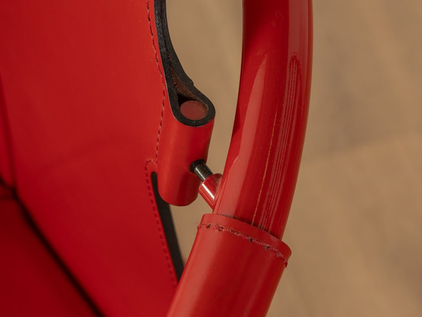 Fotel biurowy postmodernistyczny, skóra czerwona, stal czerwona, Włochy, lata 80. - 285155