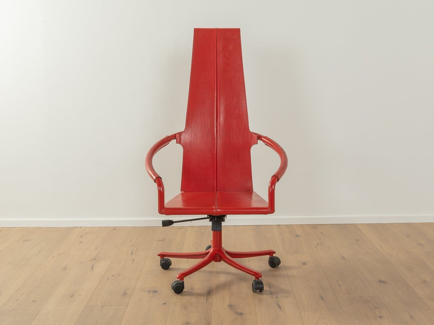 Fotel biurowy postmodernistyczny, skóra czerwona, stal czerwona, Włochy, lata 80. - 285150