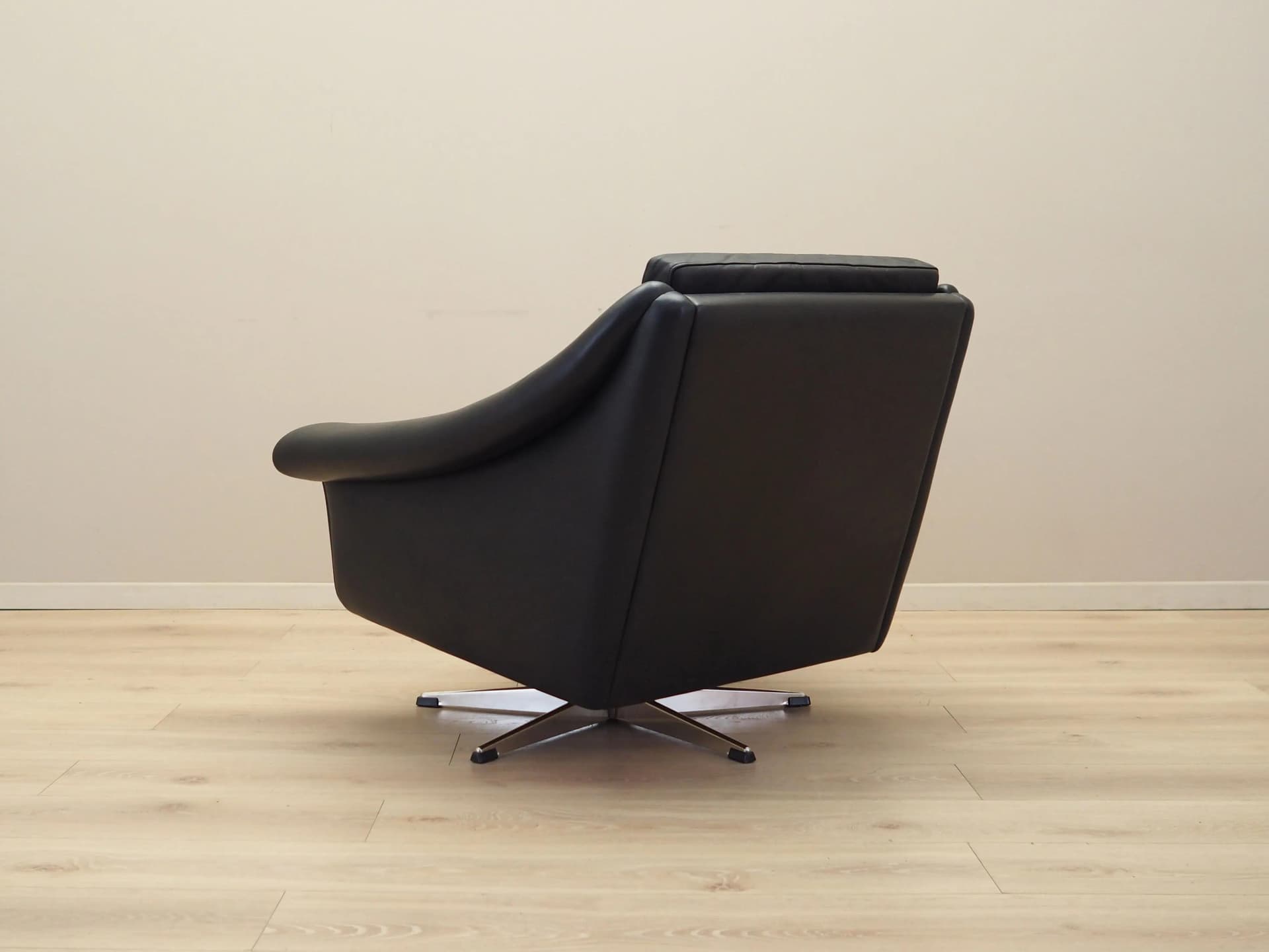 Fotel obrotowy, skóra naturalna czarna, metal, proj. A. Christiansen, Dania, lata 60. - 21351