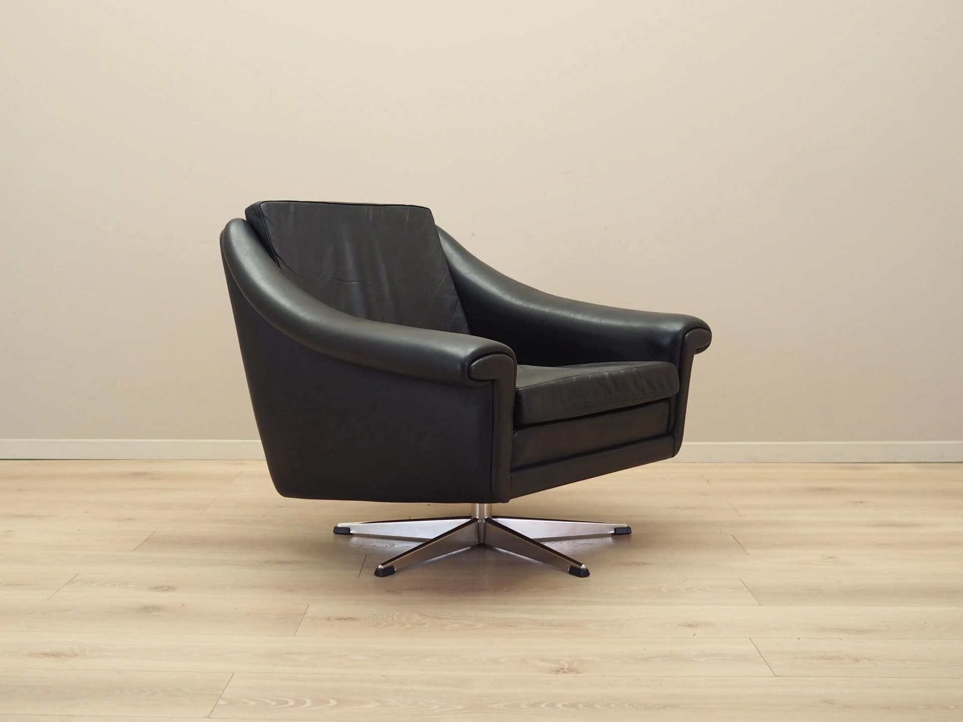 Fotel obrotowy, skóra naturalna czarna, metal, proj. A. Christiansen, Dania, lata 60. - 21355