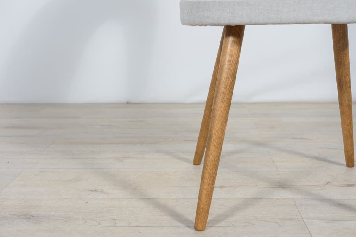 Komplet czterech krzeseł, tapicerka szara, drewno dąb, proj. A. Suman, Tatra Nabytok, Czechy, lata 60. - 287259