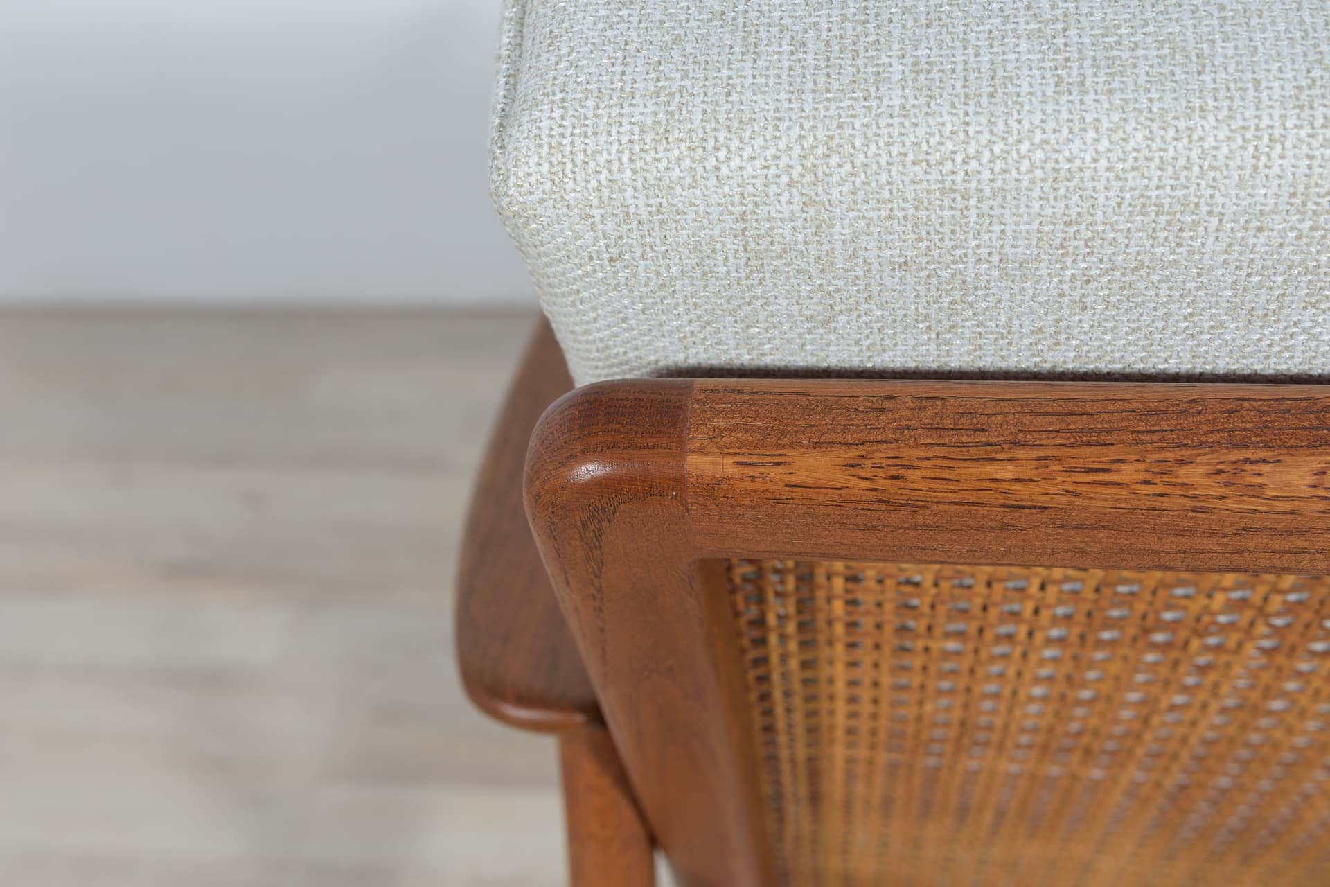 Fotel USA 247, bawełna beżowa, drewno mahoń, rattan, proj. F. Ohlsson, Dux, Szwecja, lata 60. - 287291