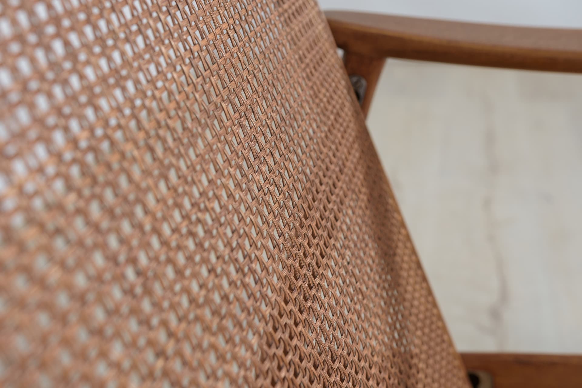 Fotel USA 247, bawełna beżowa, drewno mahoń, rattan, proj. F. Ohlsson, Dux, Szwecja, lata 60. - 287295