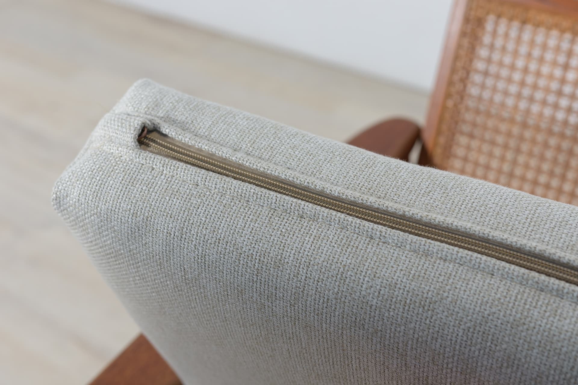 Fotel USA 247, bawełna beżowa, drewno mahoń, rattan, proj. F. Ohlsson, Dux, Szwecja, lata 60. - 287287