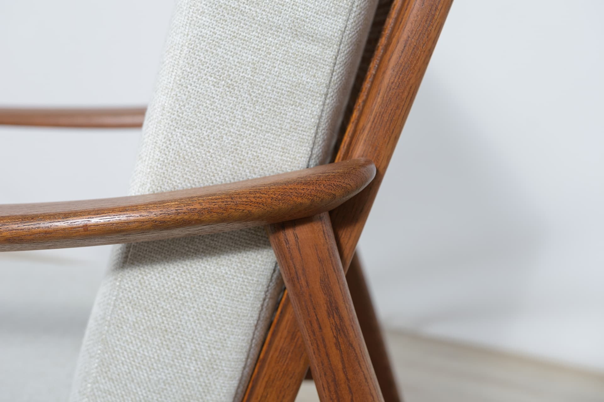 Fotel USA 247, bawełna beżowa, drewno mahoń, rattan, proj. F. Ohlsson, Dux, Szwecja, lata 60. - 287290