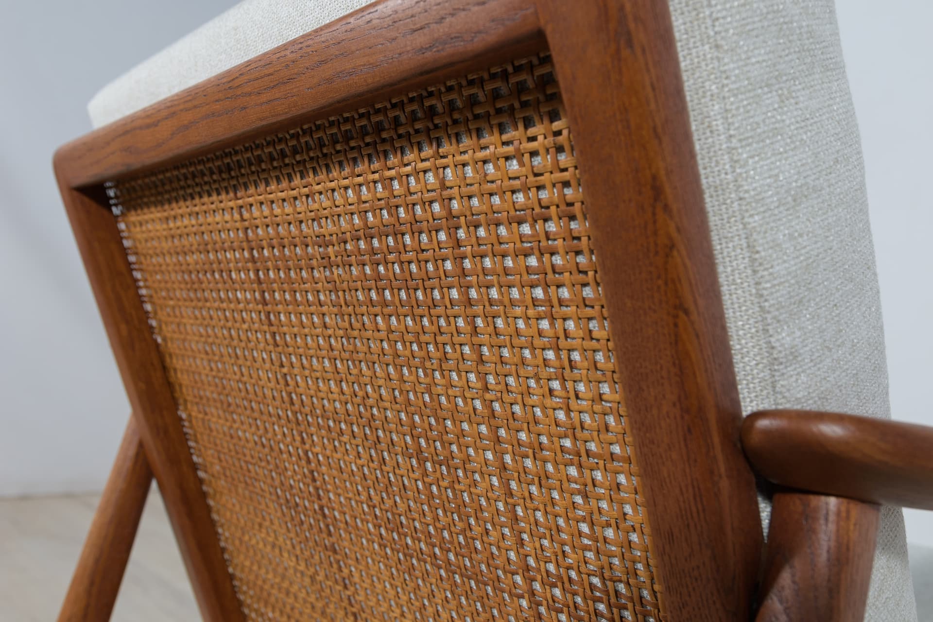 Fotel USA 247, bawełna beżowa, drewno mahoń, rattan, proj. F. Ohlsson, Dux, Szwecja, lata 60. - 287288