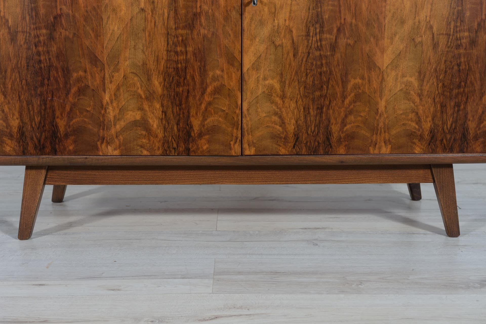 Komoda, dąb brązowy, orzech brązowy, proj. B. Landsman, Jitona, Czechosłowacja, lata 60. - 287306