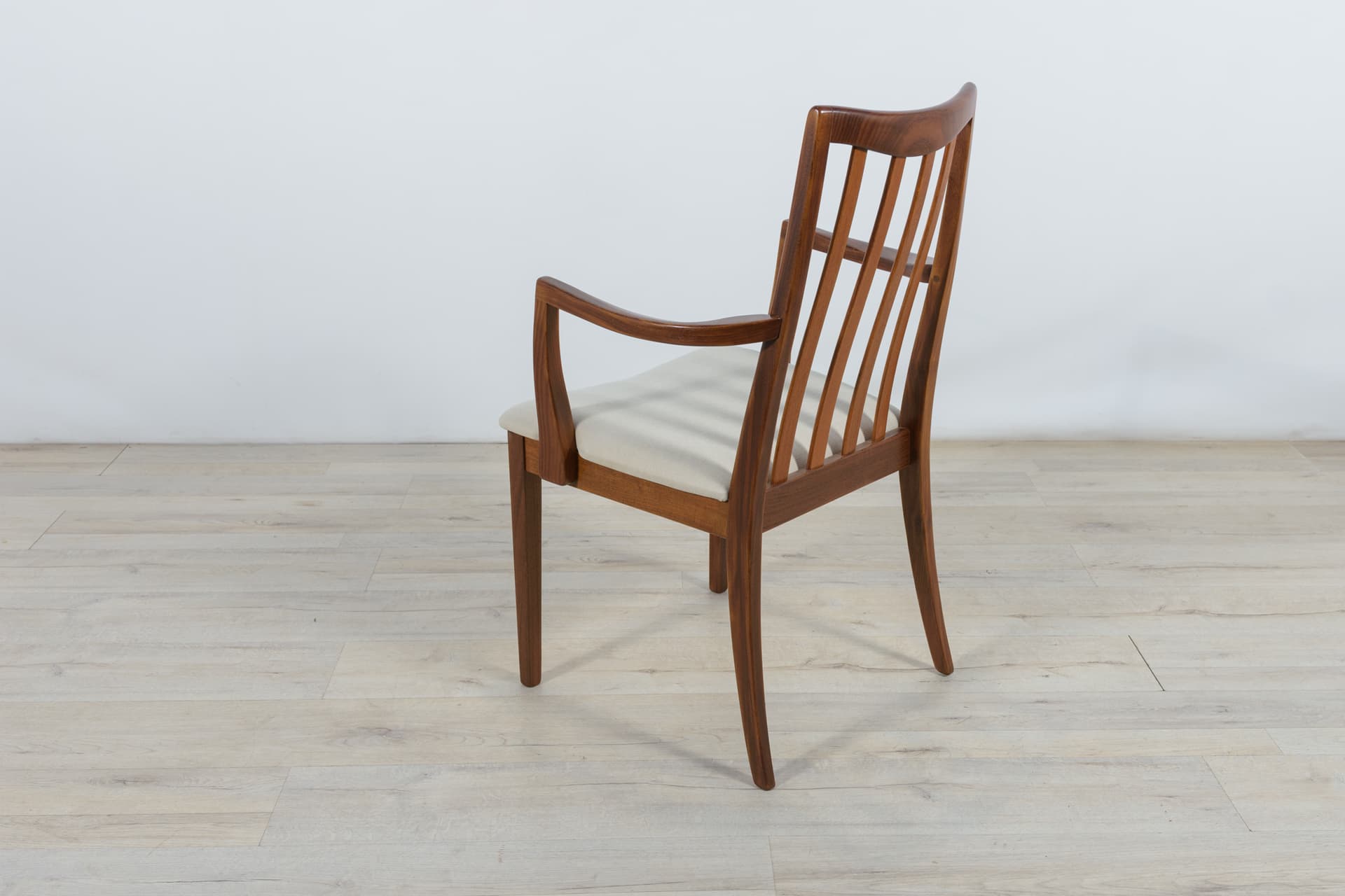 Komplet sześciu krzeseł i dwóch foteli, teak brązowy, jasnokremowa wełna, proj. L. Dandy, G-Plan, Wielka Brytania, lata 60. - 287405