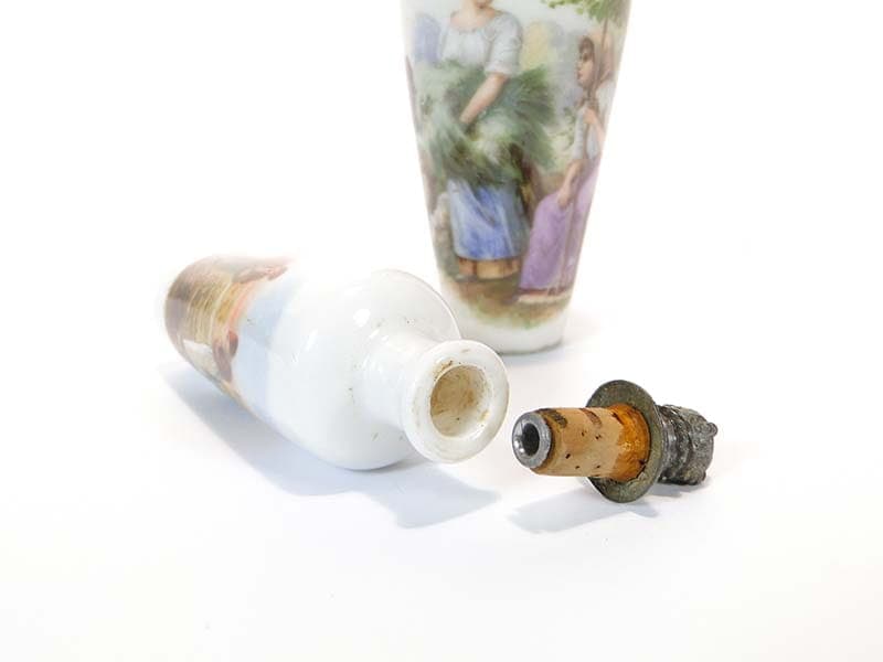 Pair of scent bottles, multicolor porcelain, Spain, early 20th c. - 287492