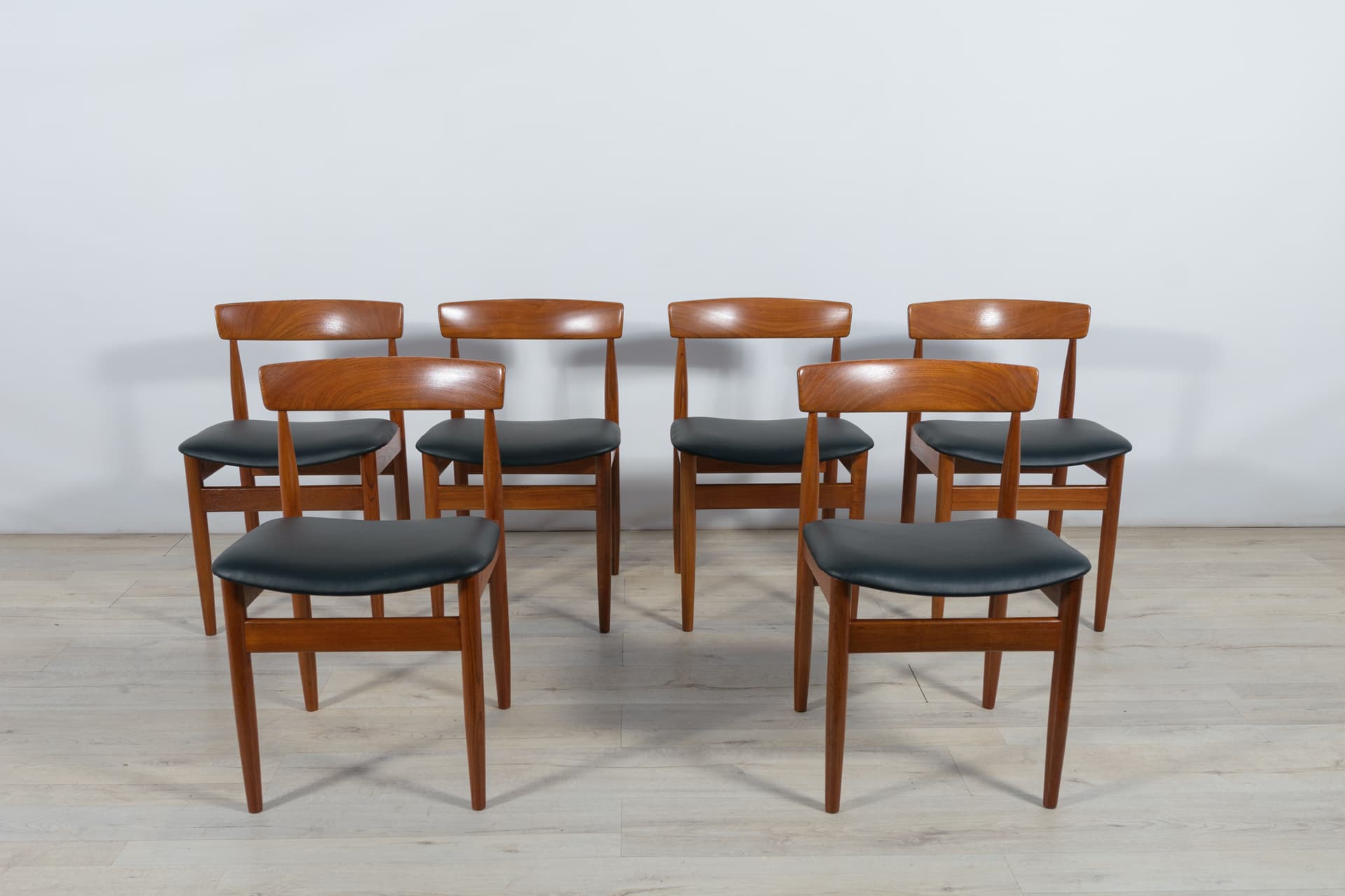 Komplet sześciu krzeseł, teak brązowy, skóra naturalna czarna, Dania, lata 60. - 287504