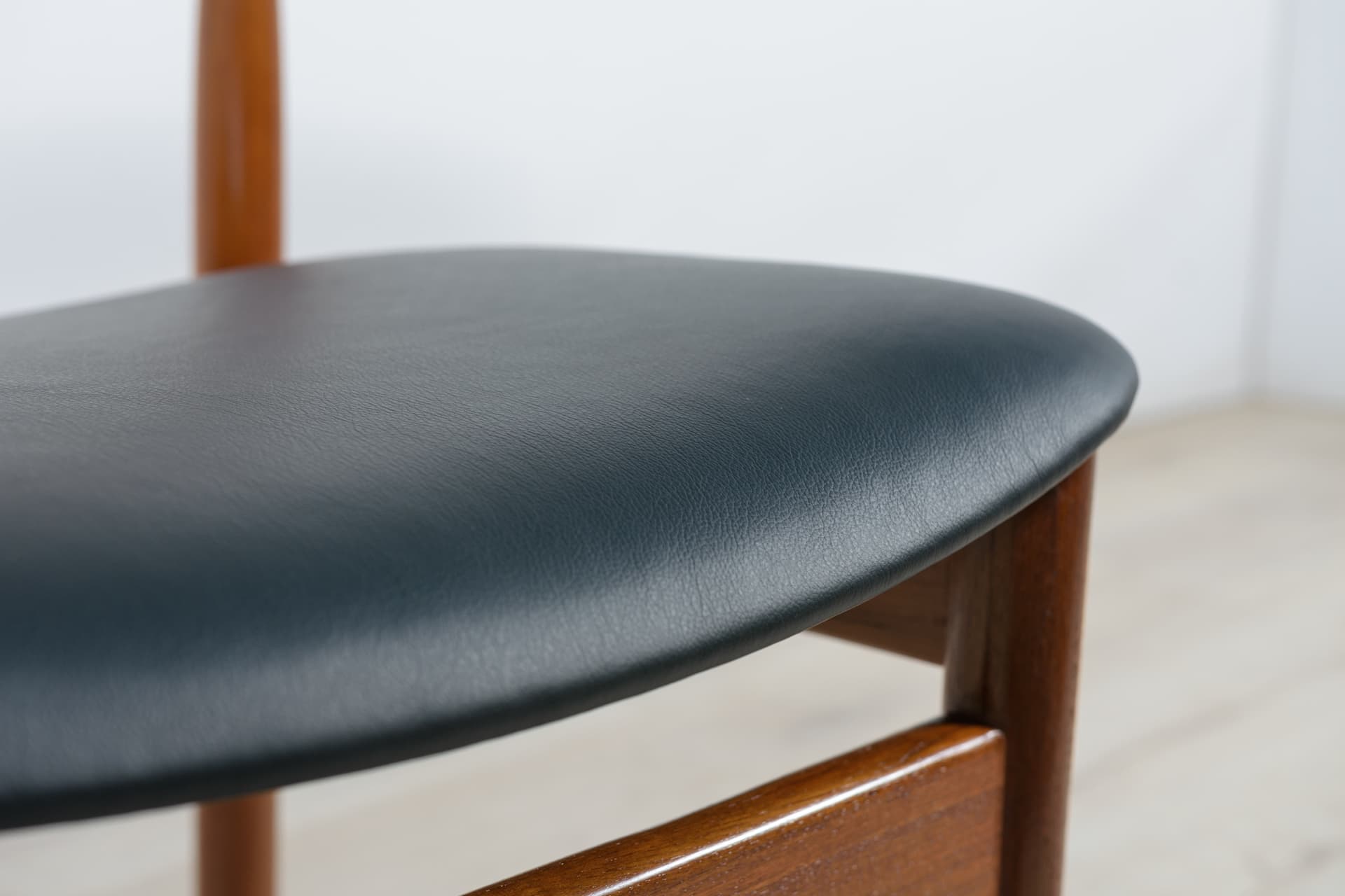 Komplet sześciu krzeseł, teak brązowy, skóra naturalna czarna, Dania, lata 60. - 287515