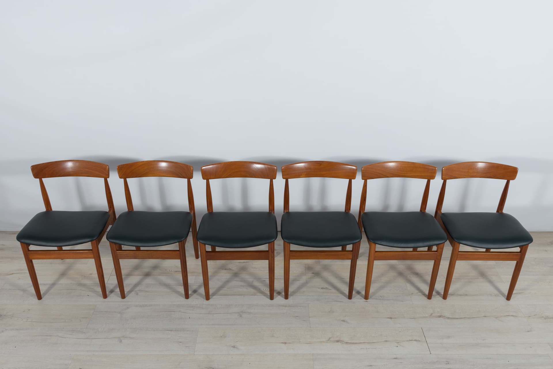 Komplet sześciu krzeseł, teak brązowy, skóra naturalna czarna, Dania, lata 60. - 287503