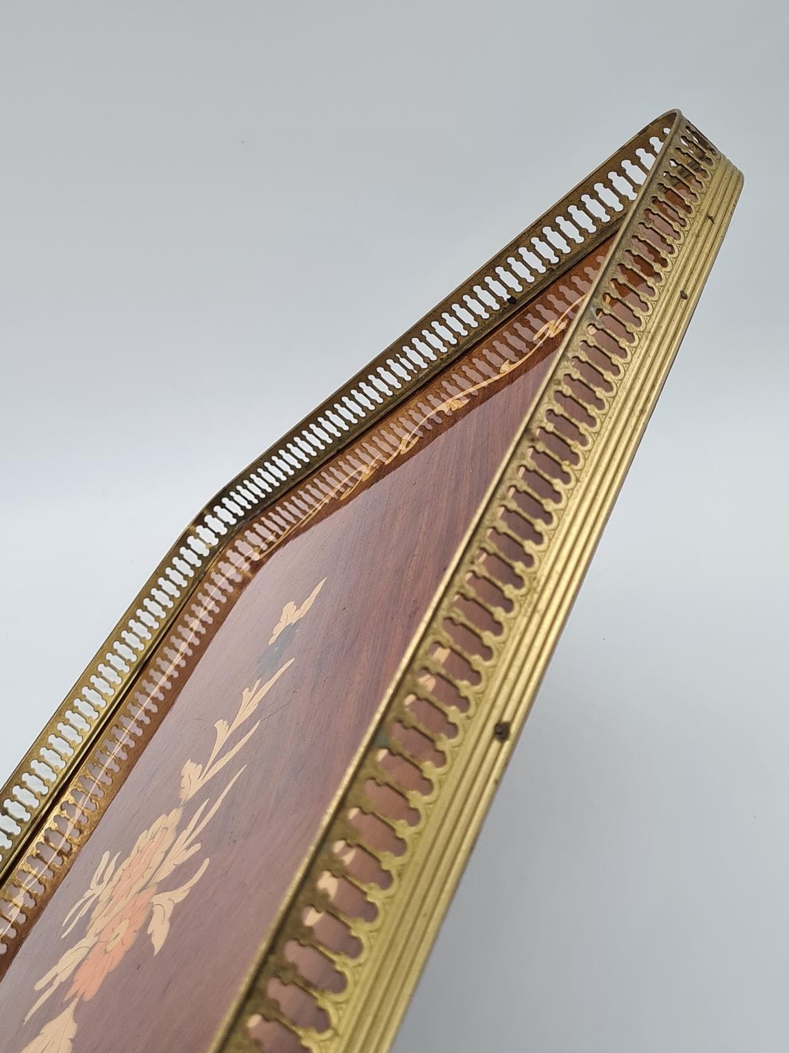 Taca neoklasycystyczna, multikolor, drewno intarsjowane, mosiądz, lata 70. - 288179