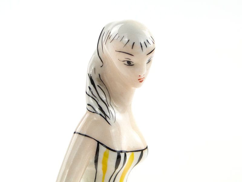 Figurka Dziewczyna z koszykiem, porcelana biała, proj. Z. Śliwowska-Wawrzyniak, Ćmielów, Polska, lata 50. - 288495