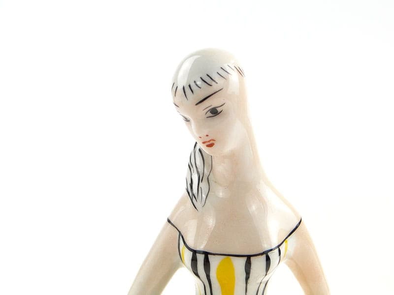 Figurka Dziewczyna z koszykiem, porcelana biała, proj. Z. Śliwowska-Wawrzyniak, Ćmielów, Polska, lata 50. - 288488