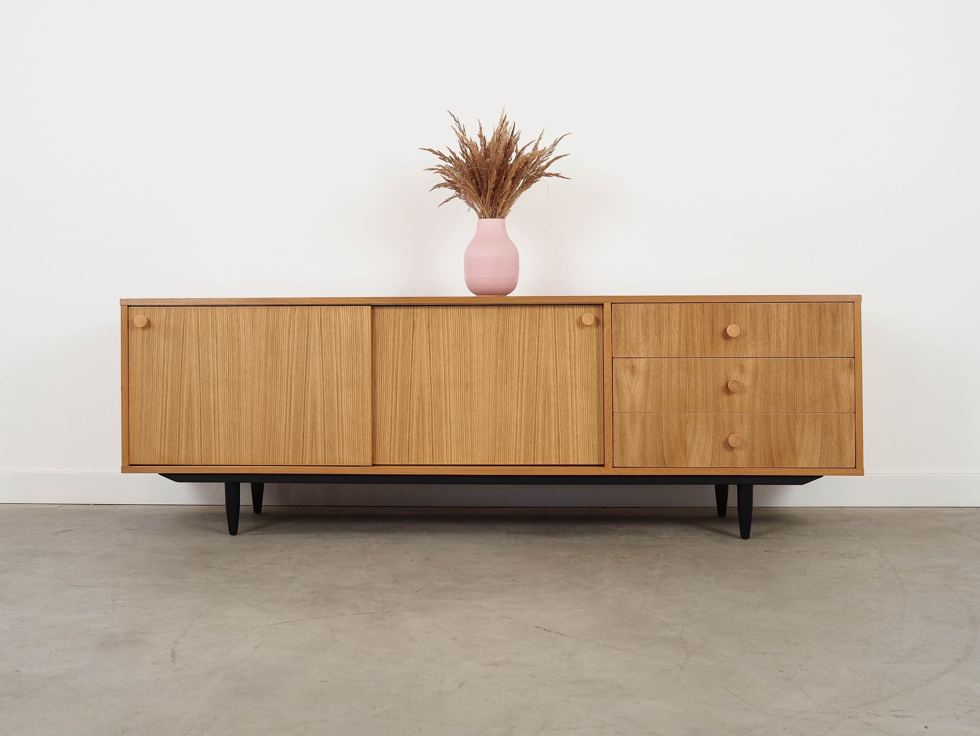 Sideboard skandynawski, dąb brązowy, drewno czarne, Skandynawia, lata 60. - 288590