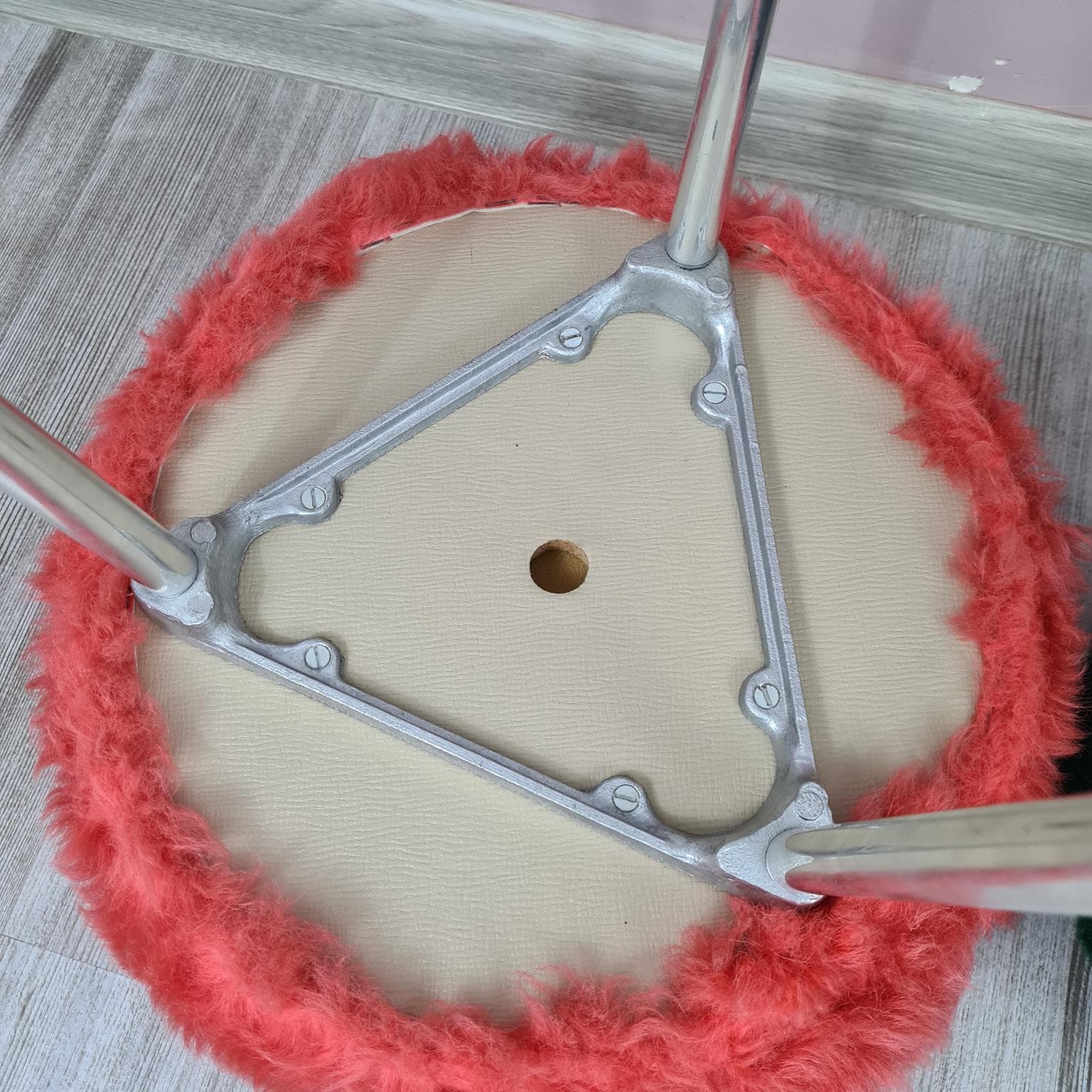 Zestaw dwóch stołków Webpelzhocker, aluminium, sztuczne futro multikolor, VEB Elektroinstallation Deutschneudorf, NRD, lata 60. - 288813