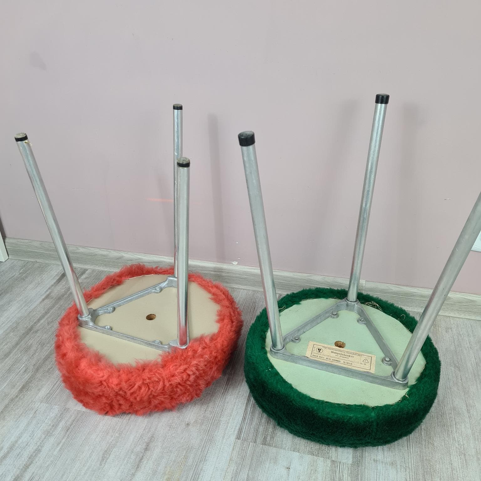 Zestaw dwóch stołków Webpelzhocker, aluminium, sztuczne futro multikolor, VEB Elektroinstallation Deutschneudorf, NRD, lata 60. - 288810