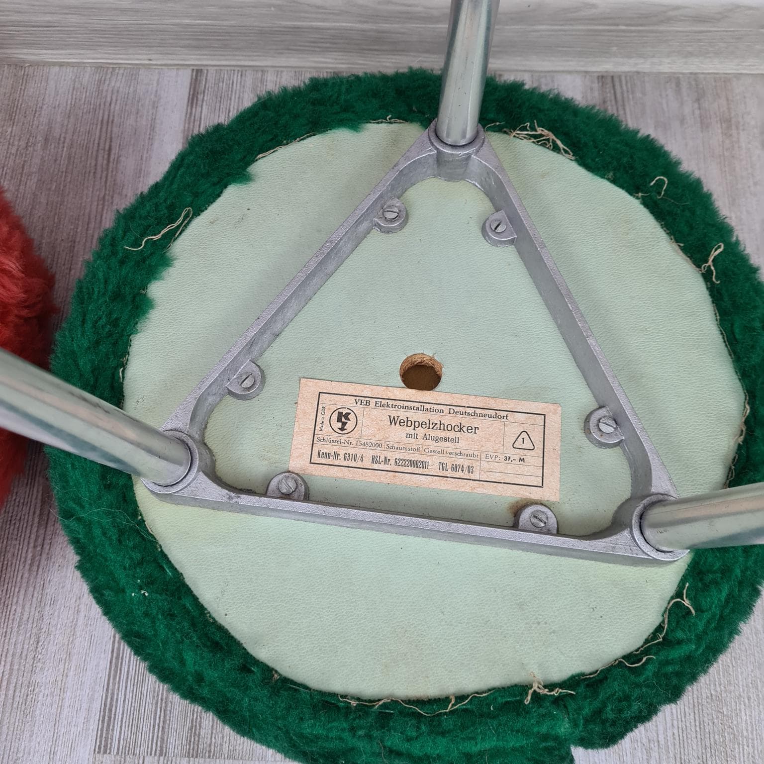 Zestaw dwóch stołków Webpelzhocker, aluminium, sztuczne futro multikolor, VEB Elektroinstallation Deutschneudorf, NRD, lata 60. - 288816