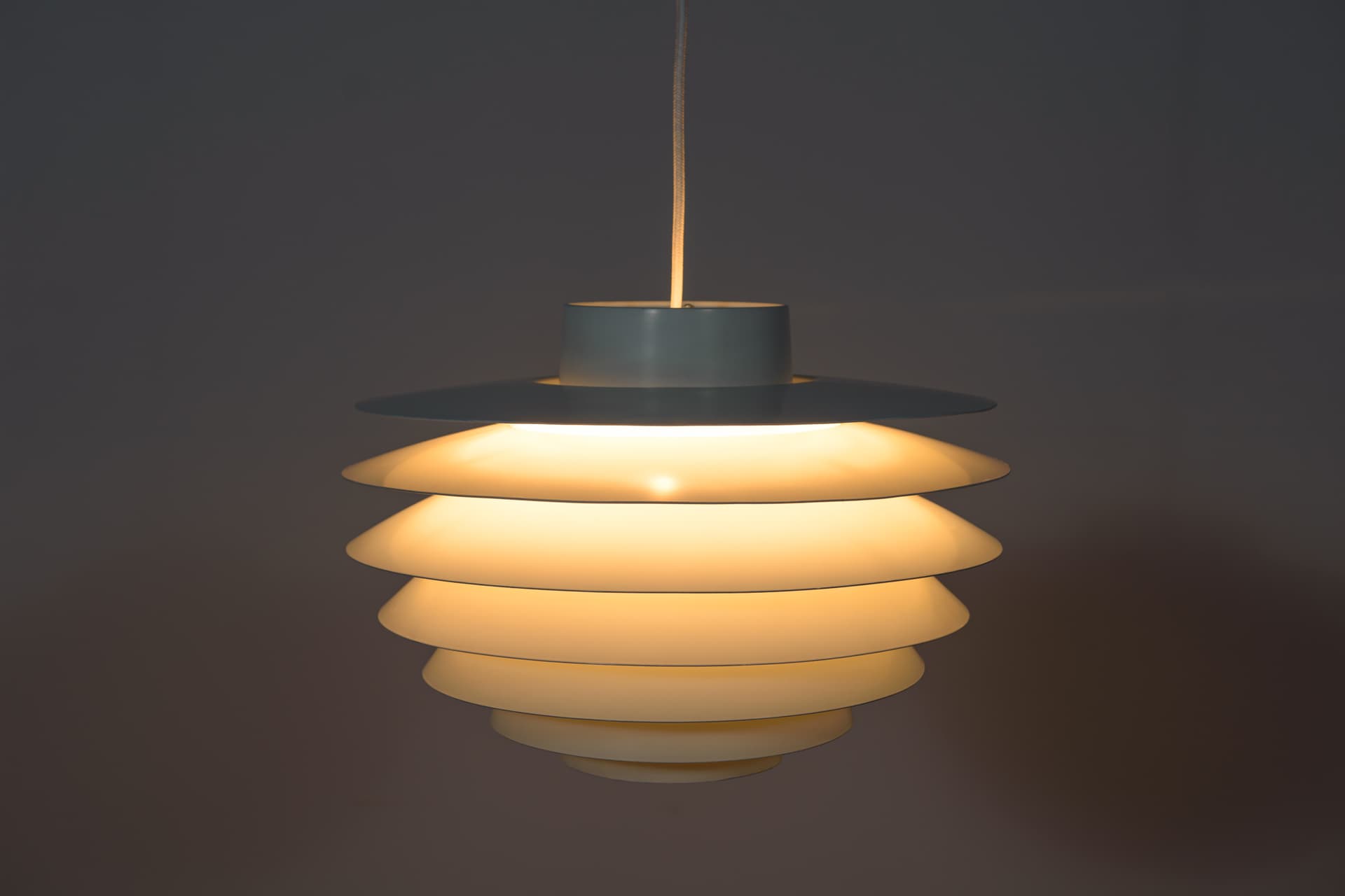 Lampa wisząca Verona, aluminium biały, proj. S. Middelboe, Fog & Mørup, Dania, lata 60. - 288971