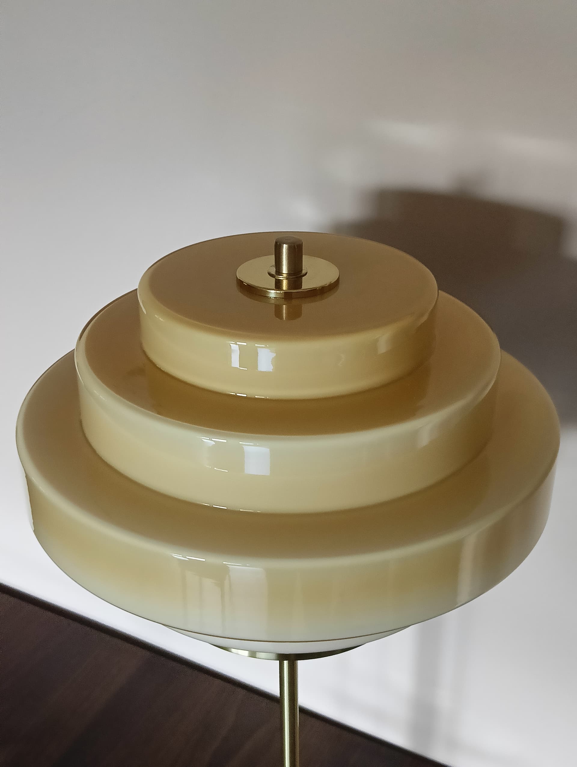 Lampa biurkowa, szkło beżowe, mosiądz, Niemcy, lata 70. - 289218