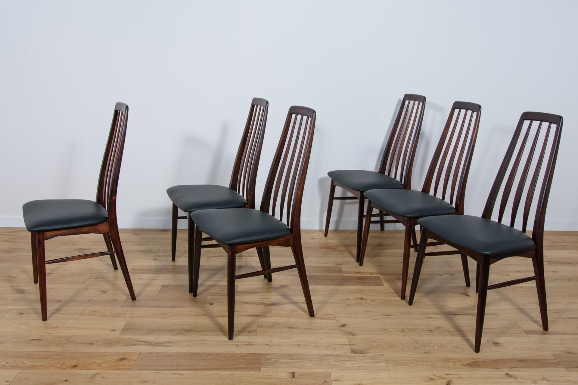 komplet sześciu krzeseł Eva, palisander brąz, skóra naturalna czarna, proj. N. Koefoed, Wielka Brytania, lata 60. - 289319