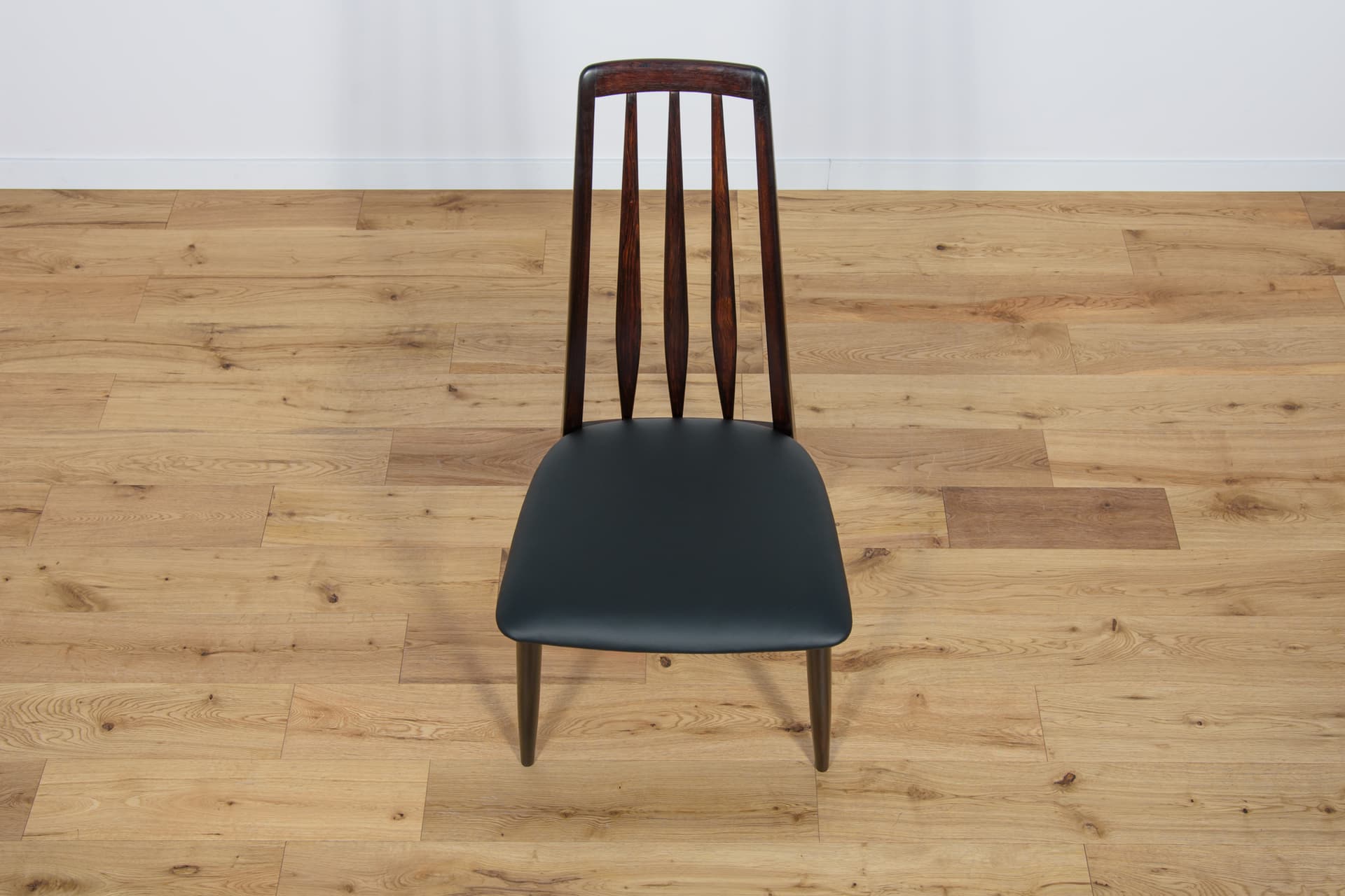 komplet sześciu krzeseł Eva, palisander brąz, skóra naturalna czarna, proj. N. Koefoed, Wielka Brytania, lata 60. - 289323