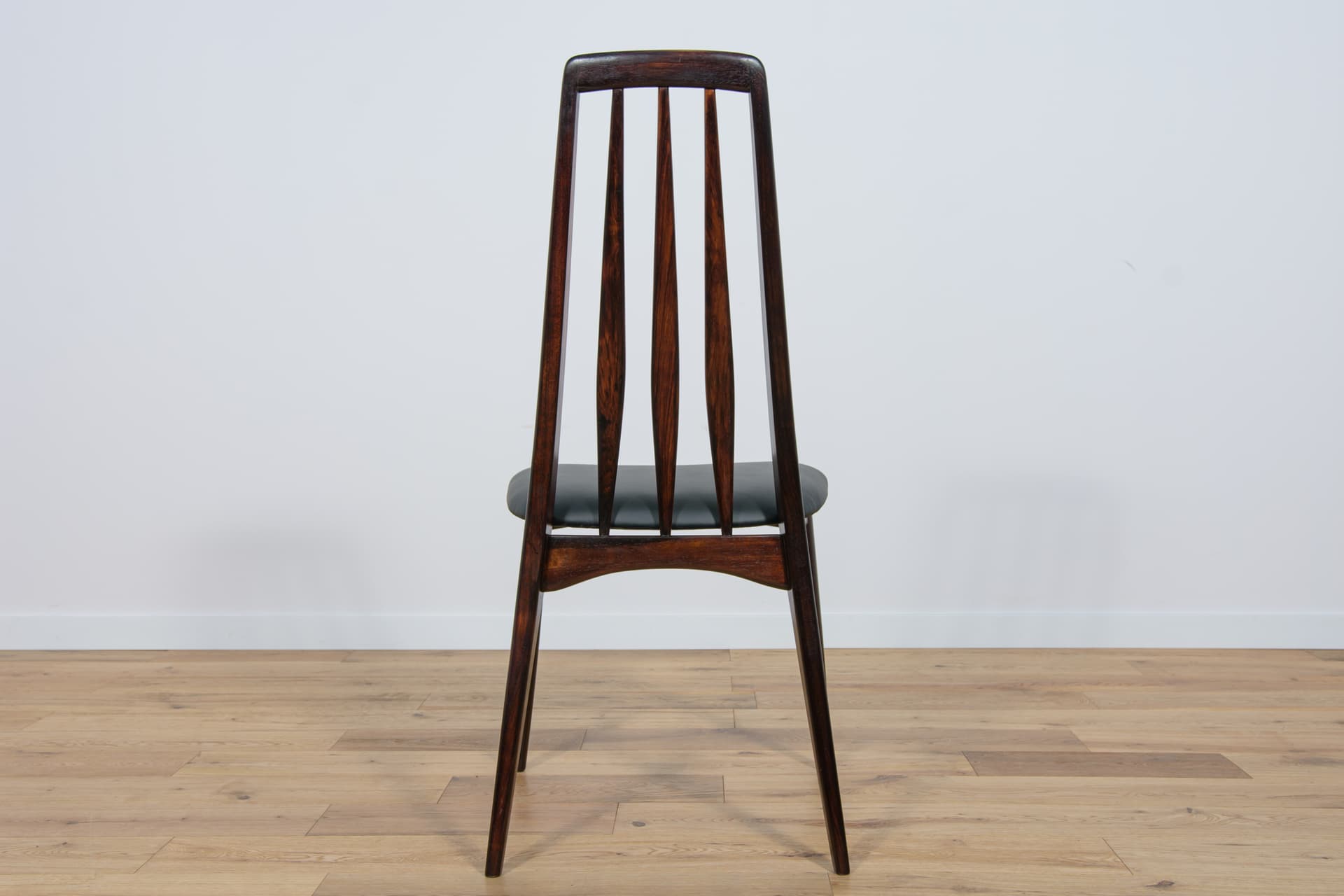 komplet sześciu krzeseł Eva, palisander brąz, skóra naturalna czarna, proj. N. Koefoed, Wielka Brytania, lata 60. - 289325