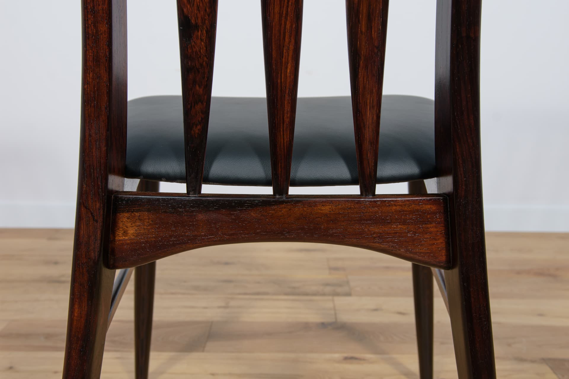 komplet sześciu krzeseł Eva, palisander brąz, skóra naturalna czarna, proj. N. Koefoed, Wielka Brytania, lata 60. - 289329