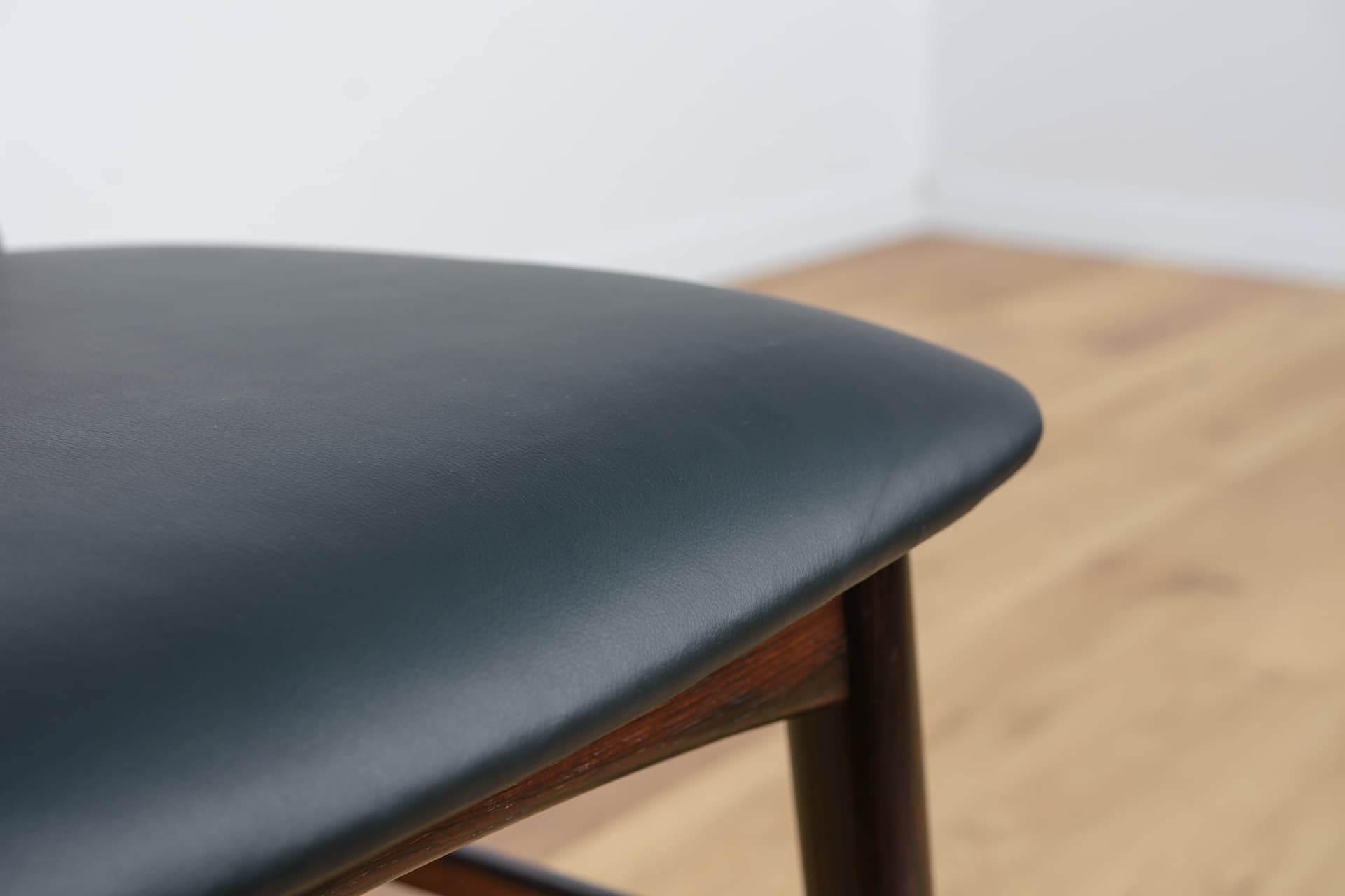 komplet sześciu krzeseł Eva, palisander brąz, skóra naturalna czarna, proj. N. Koefoed, Wielka Brytania, lata 60. - 289326