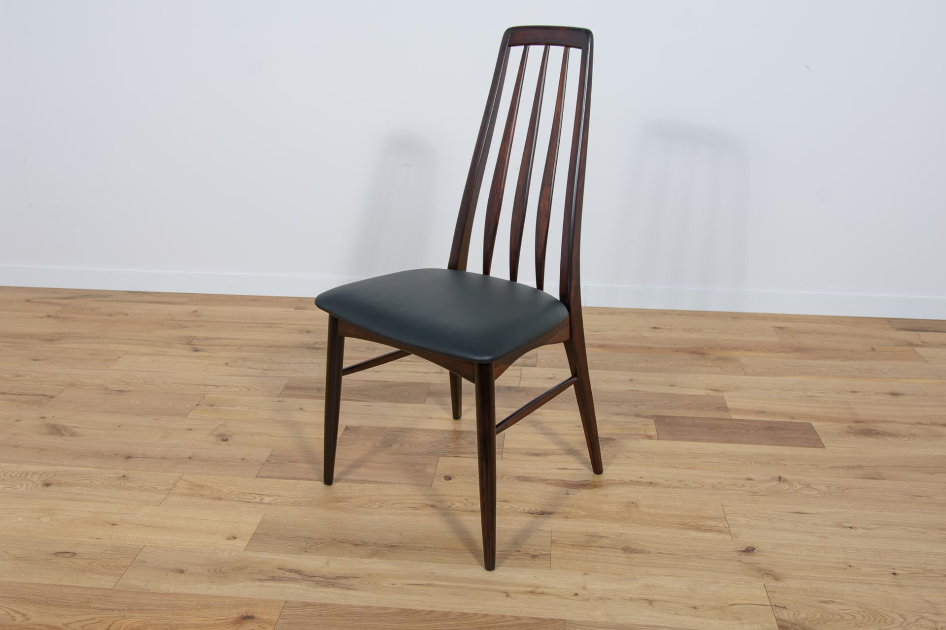 komplet sześciu krzeseł Eva, palisander brąz, skóra naturalna czarna, proj. N. Koefoed, Wielka Brytania, lata 60. - 289322