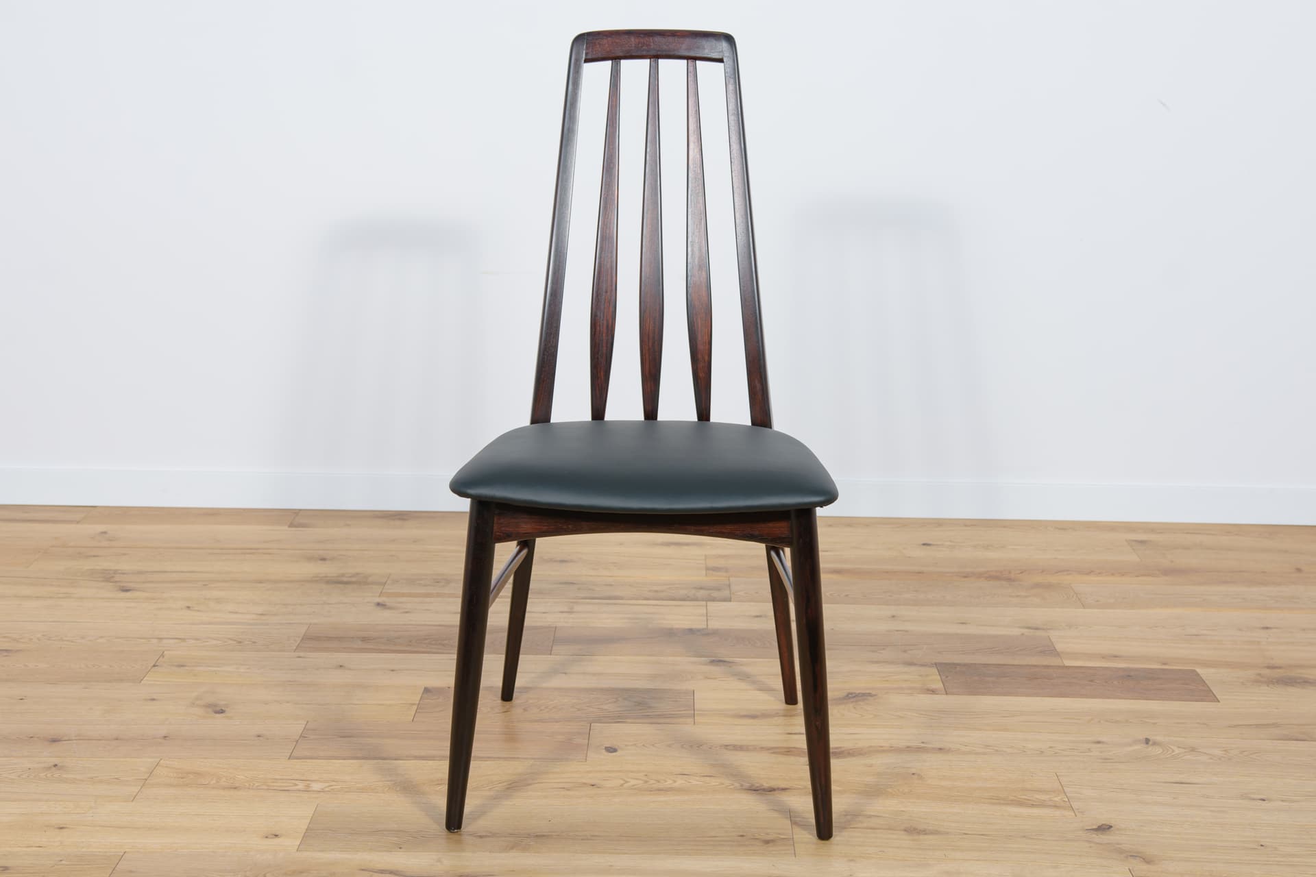 komplet sześciu krzeseł Eva, palisander brąz, skóra naturalna czarna, proj. N. Koefoed, Wielka Brytania, lata 60. - 289321