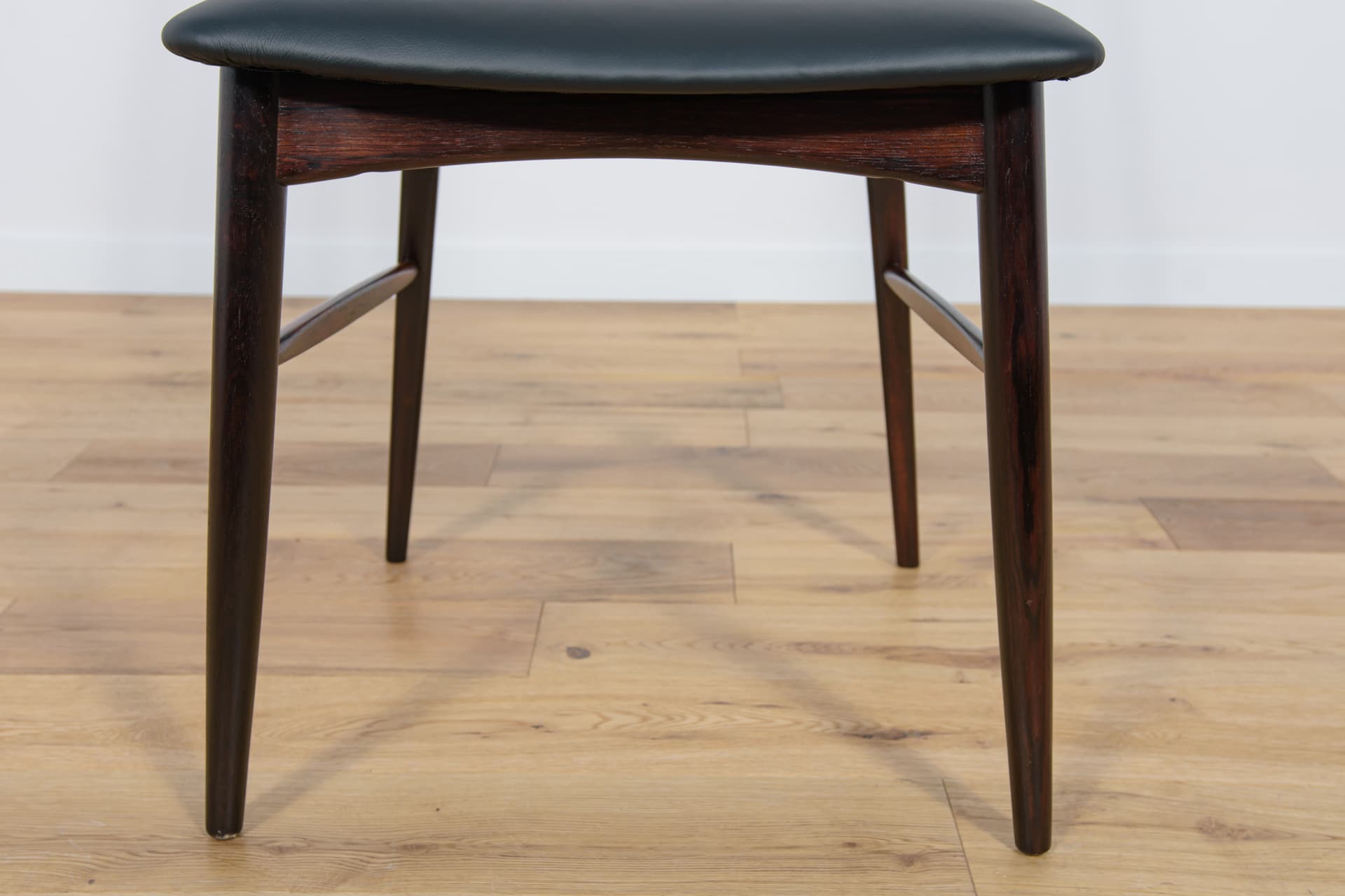 komplet sześciu krzeseł Eva, palisander brąz, skóra naturalna czarna, proj. N. Koefoed, Wielka Brytania, lata 60. - 289327