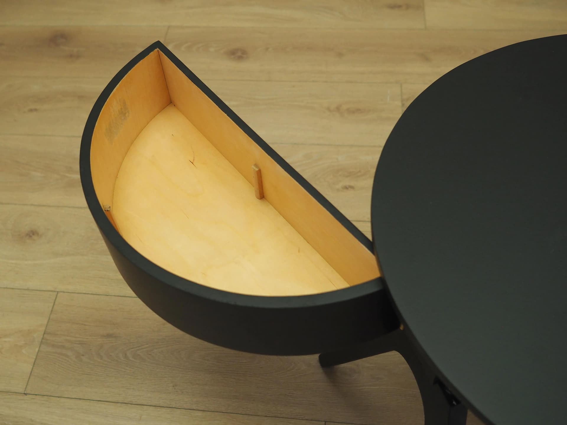 Stolik niciak, czarny, drewno, Dania, lata 70. - 21480