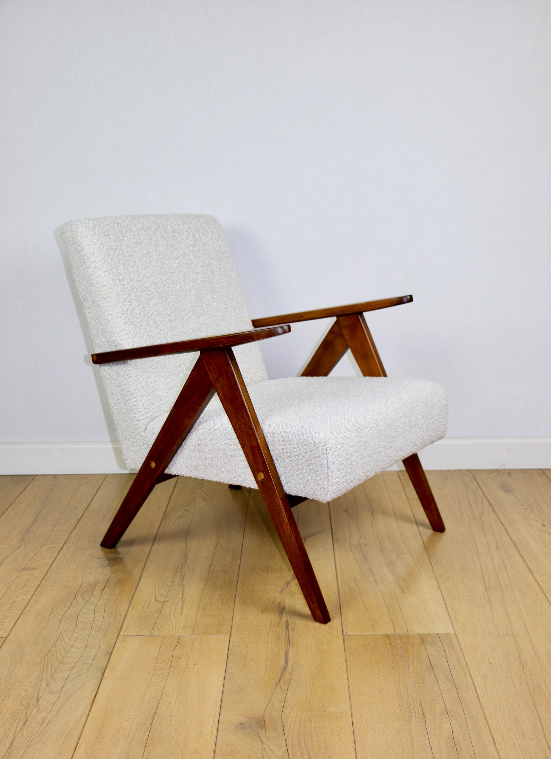 Fotel B-310 VAR, bouclé biały, drewno brązowy, Polska, lata 70. - 289907