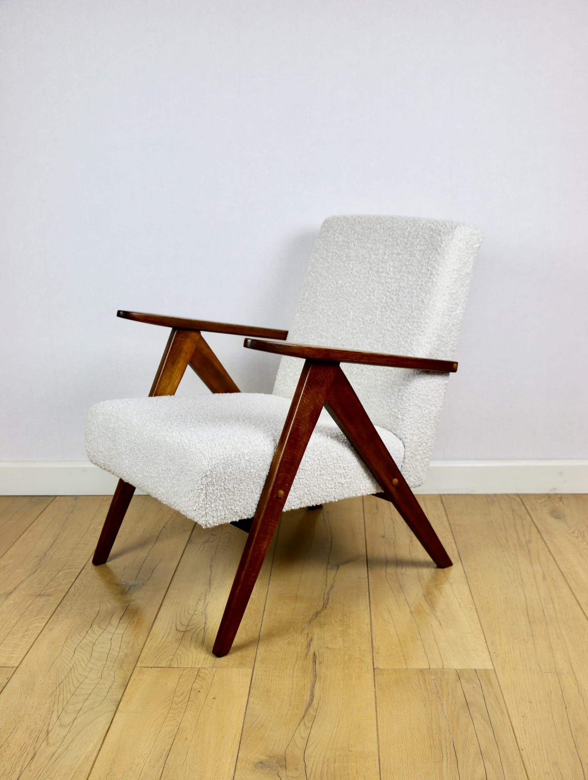 Fotel B-310 VAR, bouclé biały, drewno brązowy, Polska, lata 70. - 289903