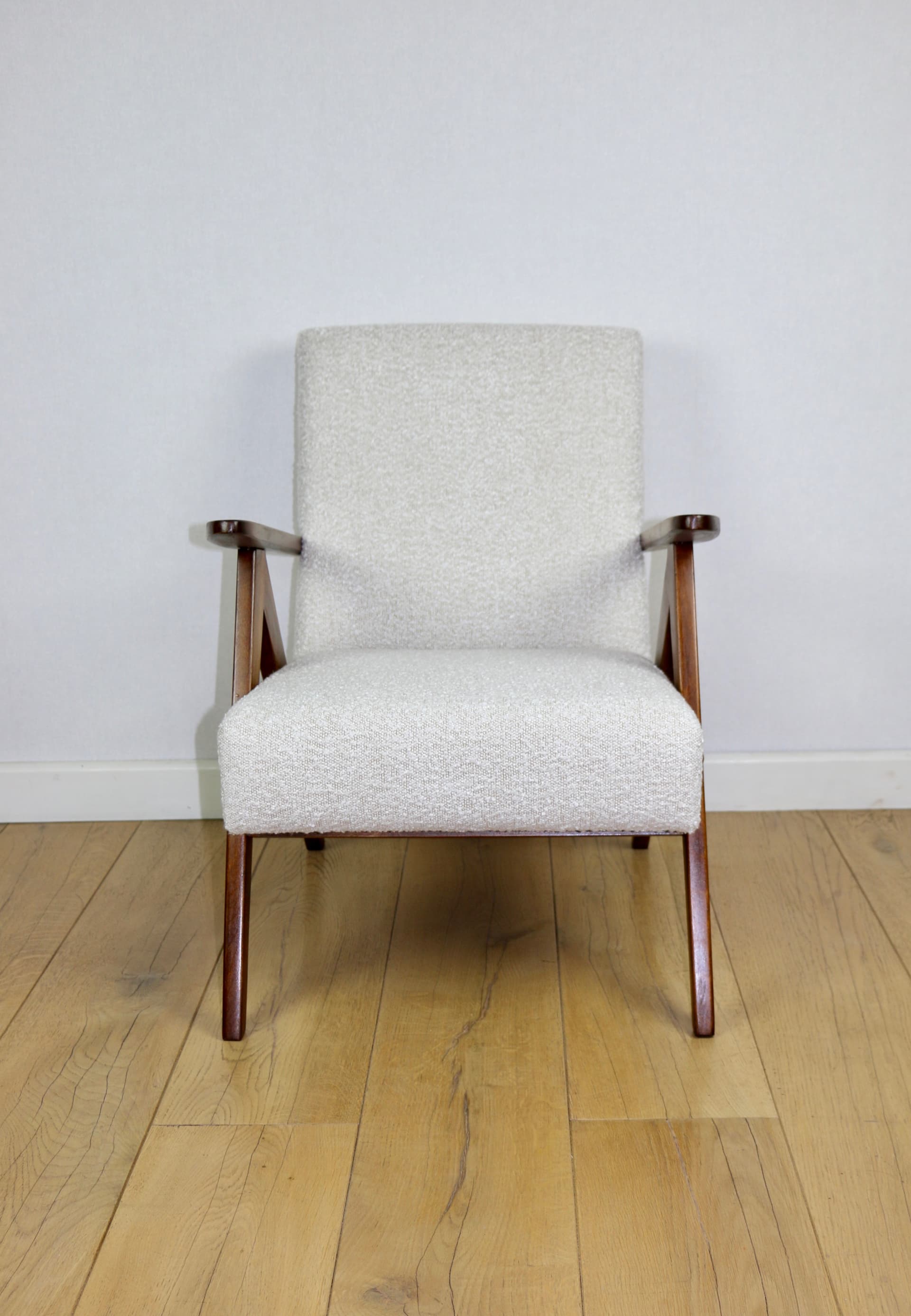 Fotel B-310 VAR, bouclé biały, drewno brązowy, Polska, lata 70. - 289900