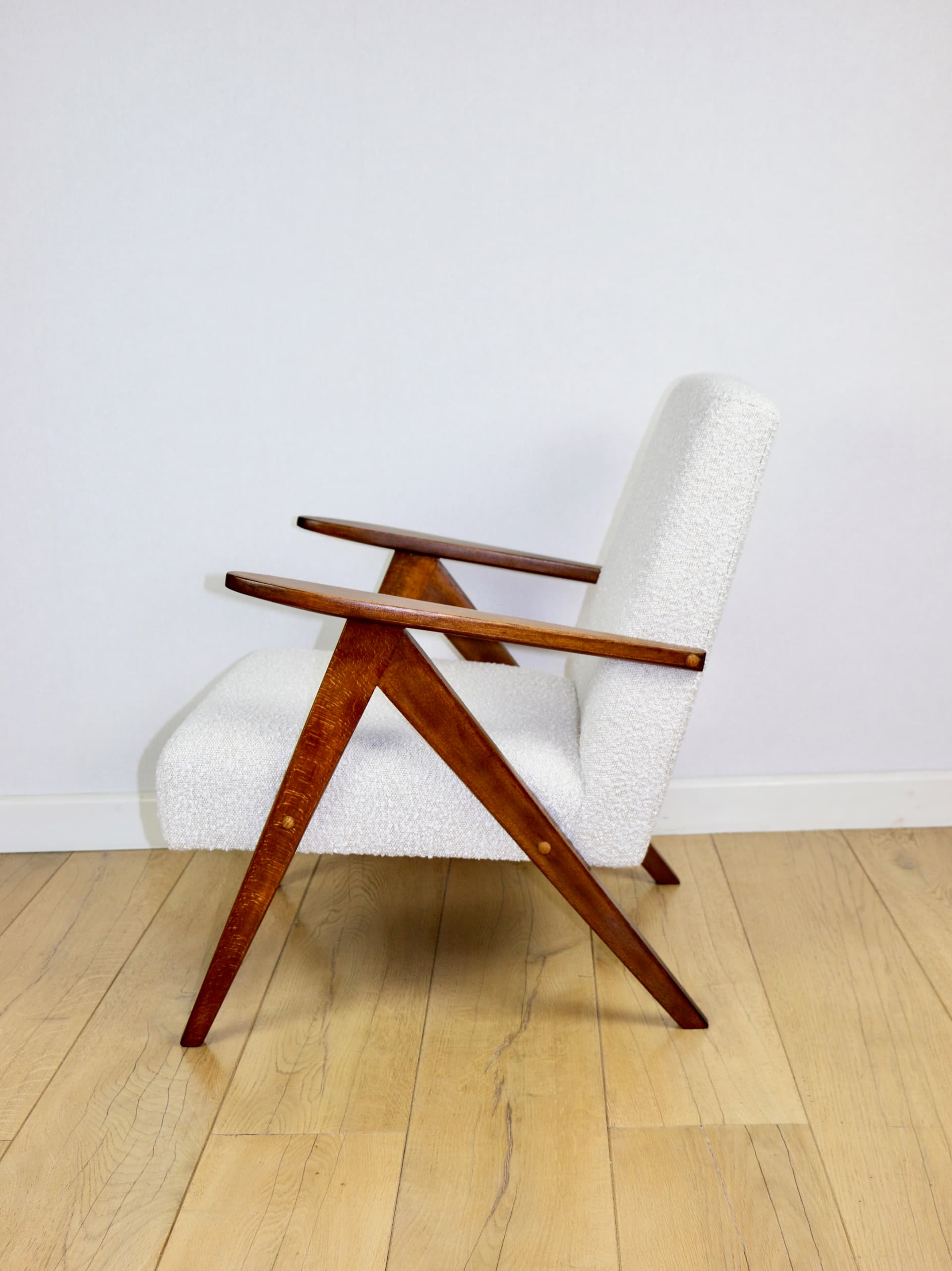 Fotel B-310 VAR, bouclé biały, drewno brązowy, Polska, lata 70. - 289901