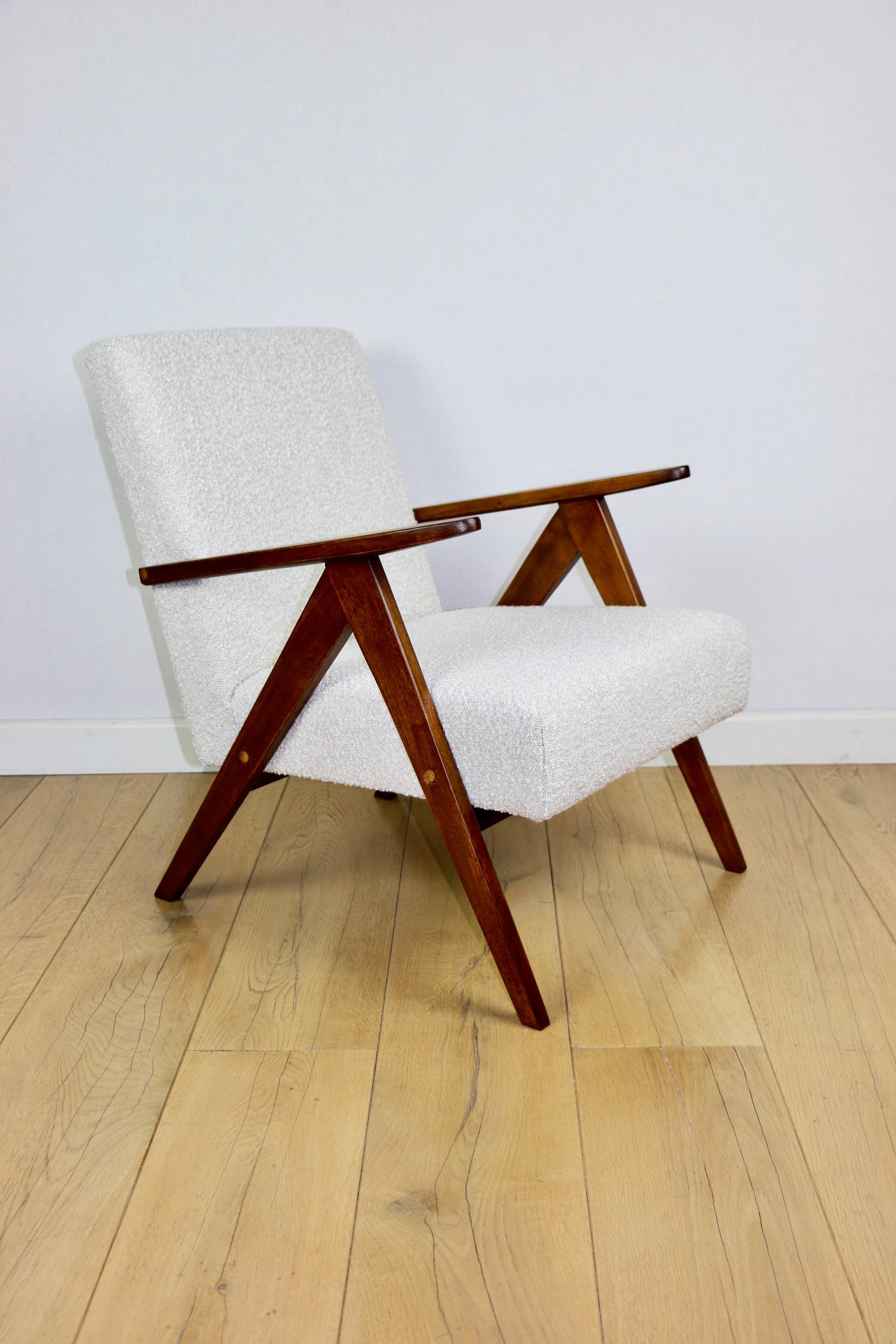 Fotel B-310 VAR, bouclé biały, drewno brązowy, Polska, lata 70. - 289909