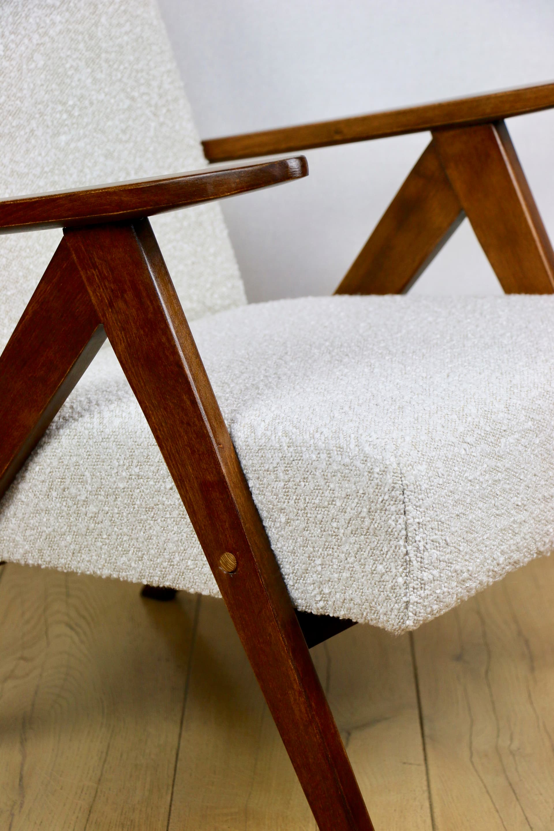 Fotel B-310 VAR, bouclé biały, drewno brązowy, Polska, lata 70. - 289908