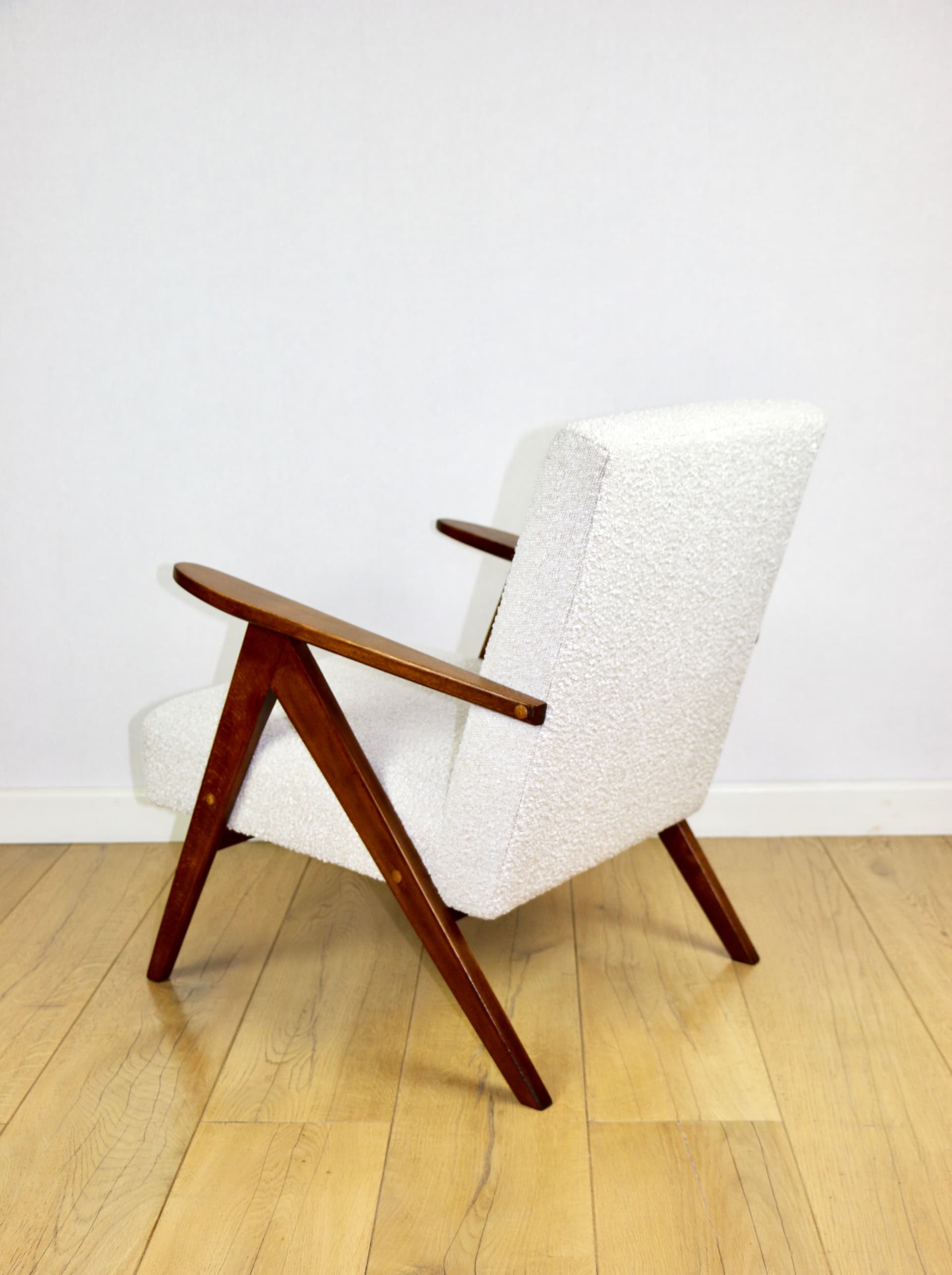 Fotel B-310 VAR, bouclé biały, drewno brązowy, Polska, lata 70. - 289902