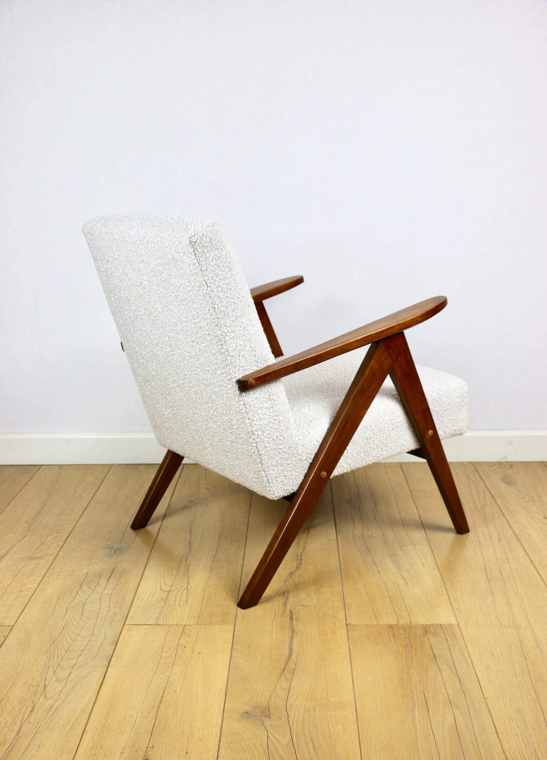 Fotel B-310 VAR, bouclé biały, drewno brązowy, Polska, lata 70. - 289905