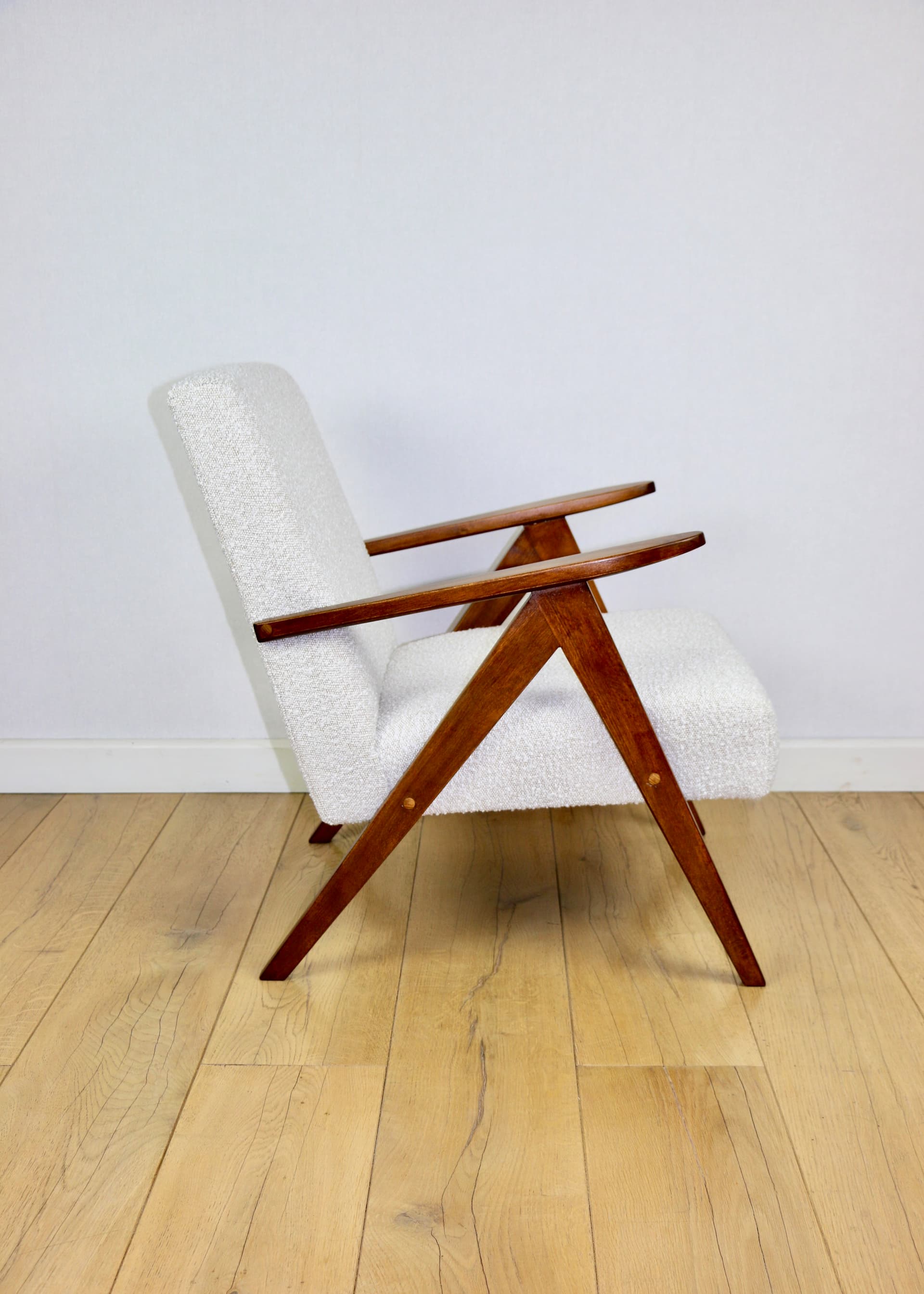 Fotel B-310 VAR, bouclé biały, drewno brązowy, Polska, lata 70. - 289906