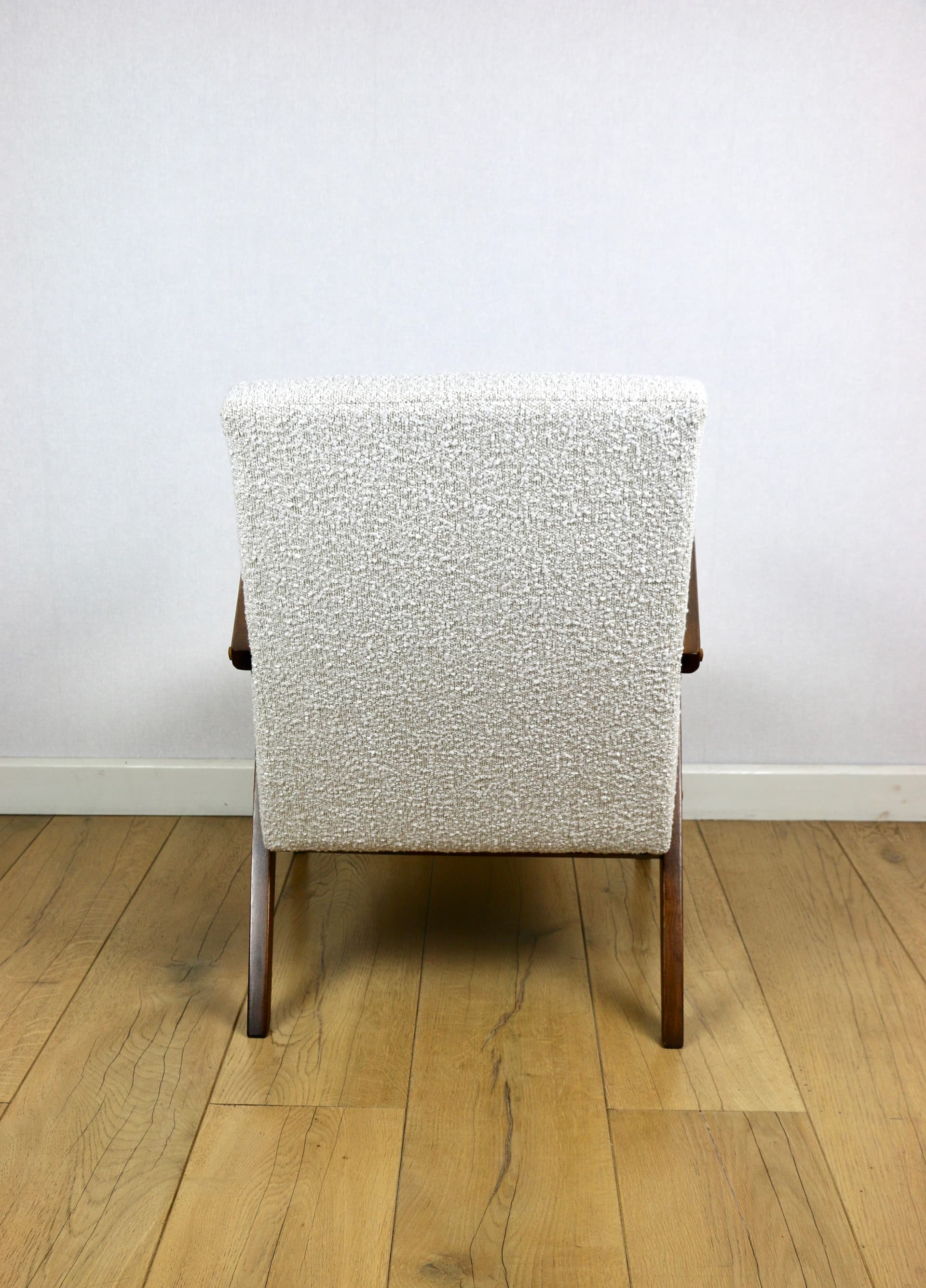 Fotel B-310 VAR, bouclé biały, drewno brązowy, Polska, lata 70. - 289904