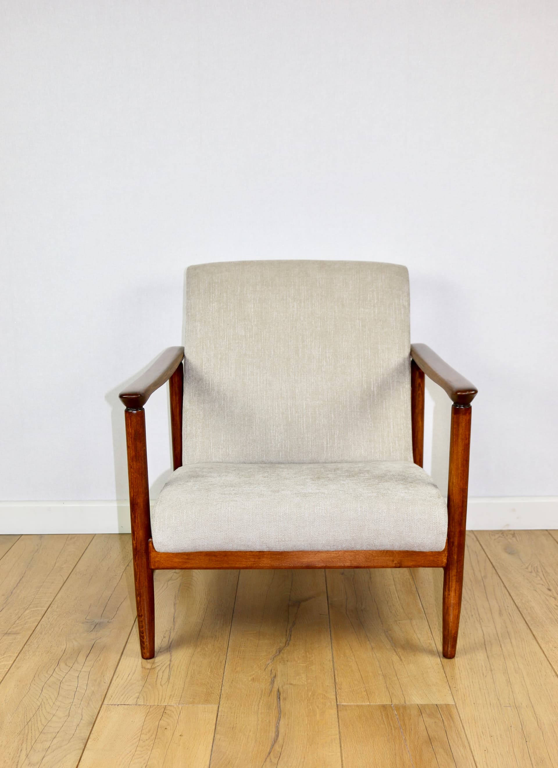 Fotel GFM-142, beżowy, tkanina syntetyczna, drewno brązowy, proj. E. Homa, Polska, lata 70. - 289922