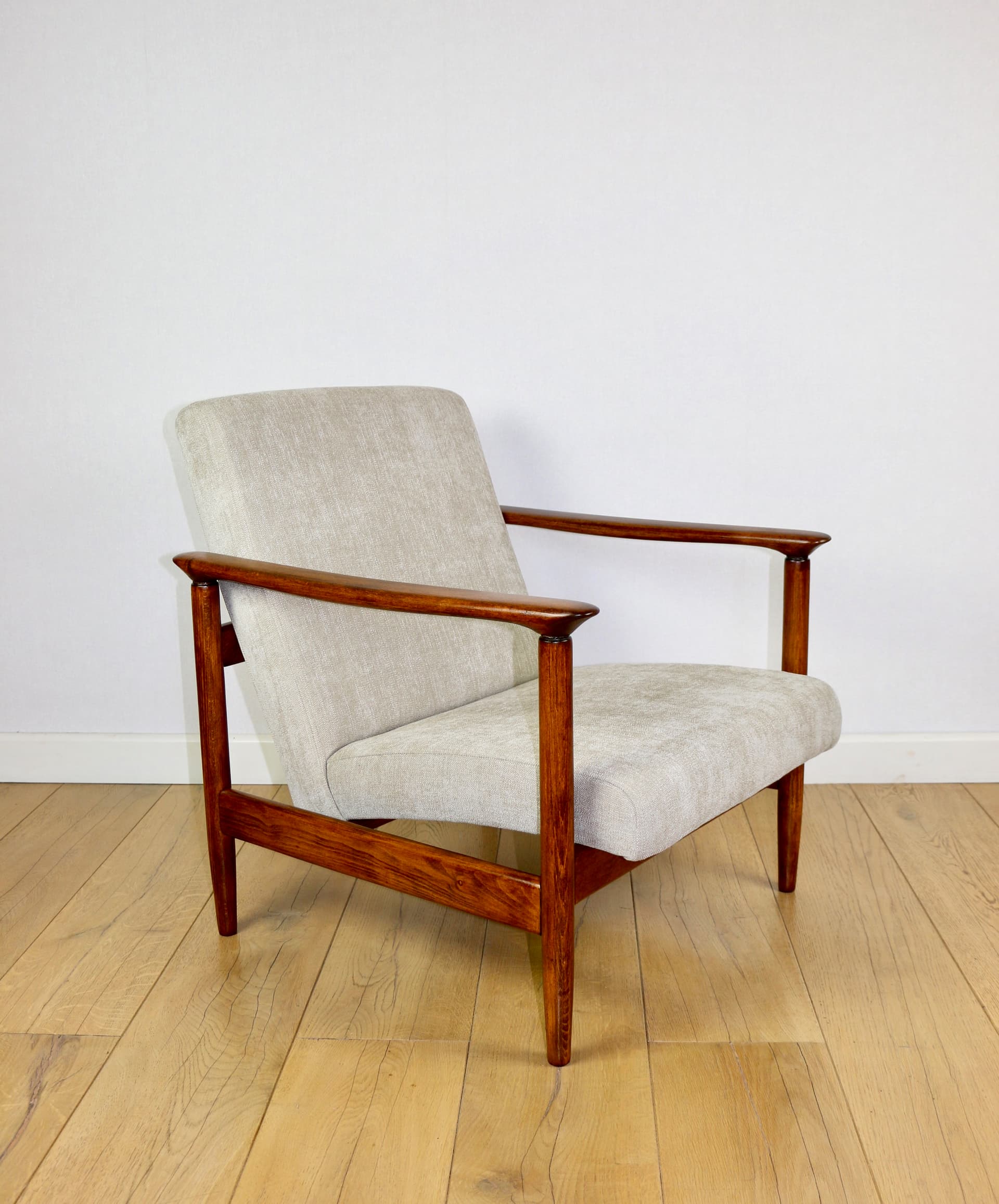 Fotel GFM-142, beżowy, tkanina syntetyczna, drewno brązowy, proj. E. Homa, Polska, lata 70. - 289930