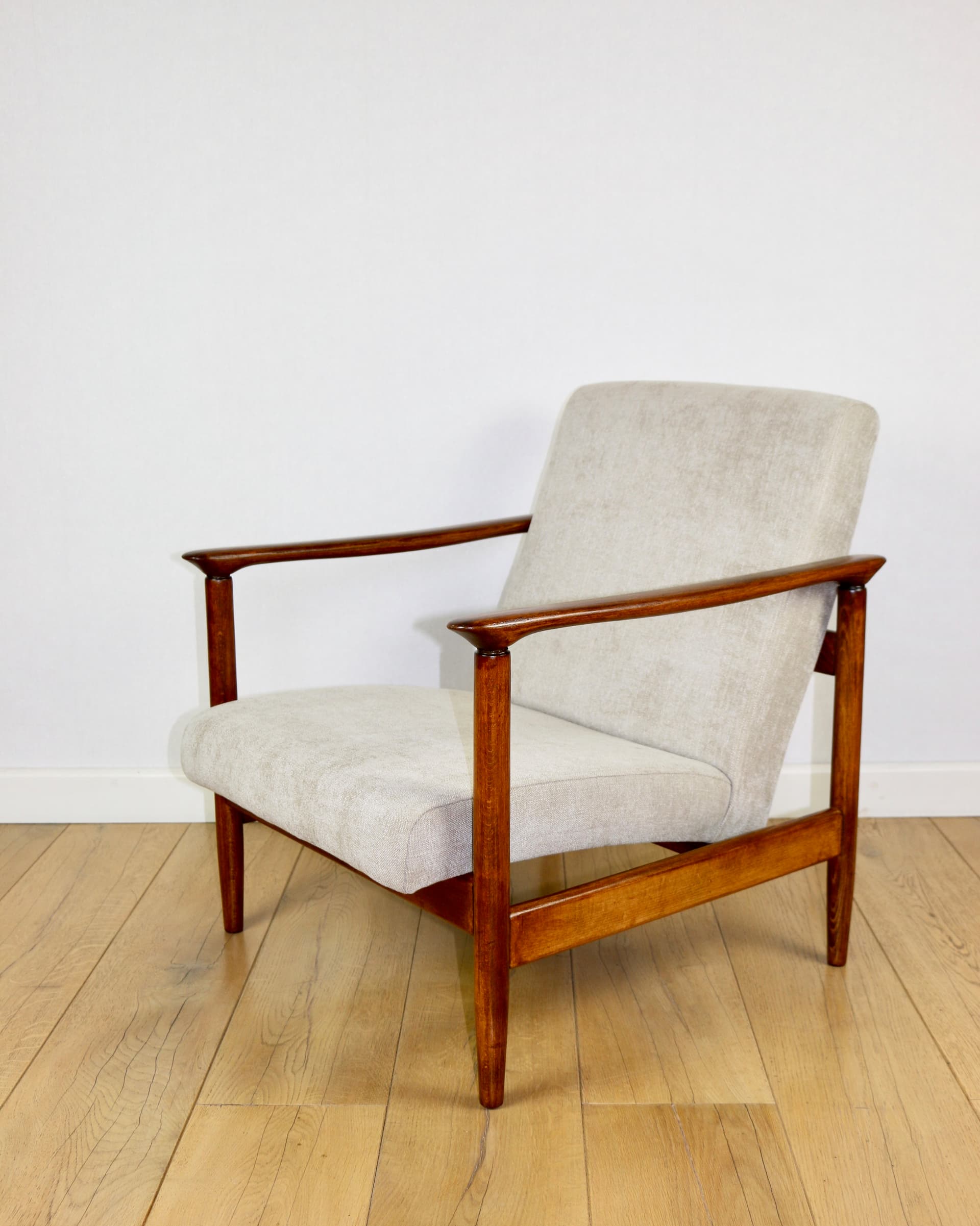 Fotel GFM-142, beżowy, tkanina syntetyczna, drewno brązowy, proj. E. Homa, Polska, lata 70. - 289923